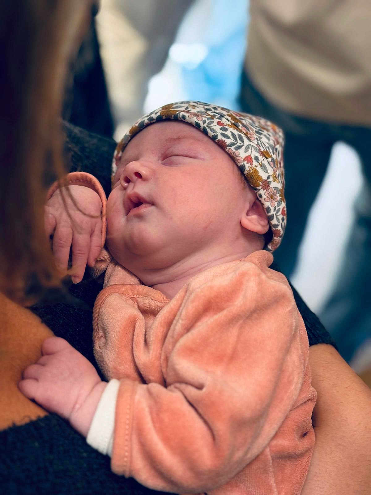 Salomé a rejoint le concours — aidez-le/la à gagner de superbes lots ! baby, sleeping, infant, hat, clothing, person, arm, hand, soft, warm, closeup, portrait, newborn, cute, peaceful, floral, face, skin, cozy, family