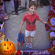 Kyo G participe au concours pour gagner de l'argent avec cette photo : child, boy, smiling, spiderman_shirt, shorts, sneakers, backpack, cap, sidewalk, people, legs, bicycle, jack_o_lantern, halloween_frame, playing_cards, clock, leaves, autumn, outdoor, festive