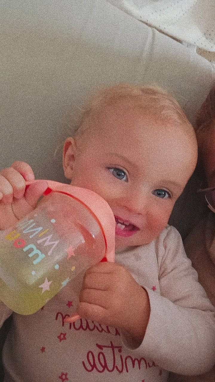 Anastasia participe au concours pour gagner de l'argent avec cette photo : baby, baby_bottle, bottle, cheek, drinkware, finger, fluid, gesture, hand, happy, lip, liquid, nail, nose, person, plastic_bottle, product, skin, smile, toddler