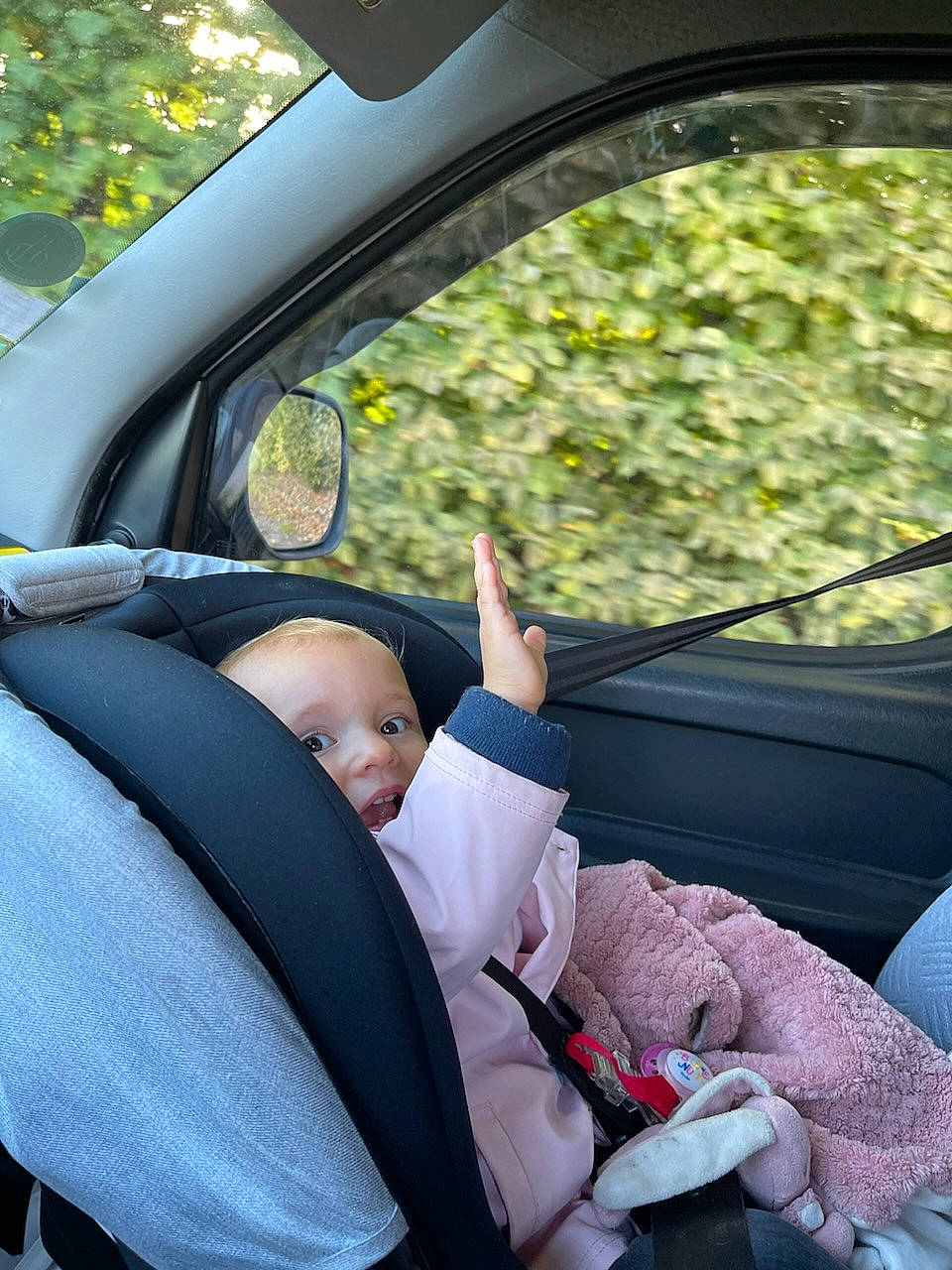 Anastasia a rejoint le concours — aidez-le/la à gagner de superbes lots ! auto_part, automotive_design, automotive_exterior, automotive_mirror, baby_carriage, car, car_seat, comfort, leisure, mode_of_transport, motor_vehicle, person, rear_view_mirror, steering_part, steering_wheel, tints_and_shades, toddler, tree, vehicle, vehicle_door