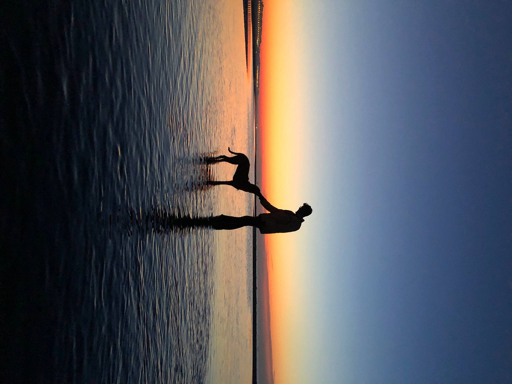 Taya a rejoint le concours — aidez-le/la à gagner de superbes lots ! atmosphere, backlighting, beach, body_of_water, dusk, evening, fluid, horizon, light, liquid, people_in_nature, reflection, sea, silhouette, summer, sunlight, sunrise, sunset, vacation, water_resources