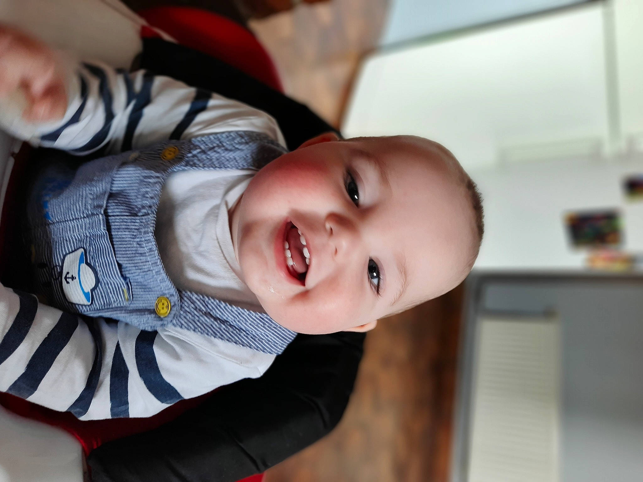 Hugo a rejoint le concours — aidez-le/la à gagner de superbes lots ! baby, baby_toddler_clothing, cheek, chin, eye, eyebrow, flash_photography, hand, happy, human_body, iris, joy, lip, mouth, nose, person, skin, sleeve, smile, toddler