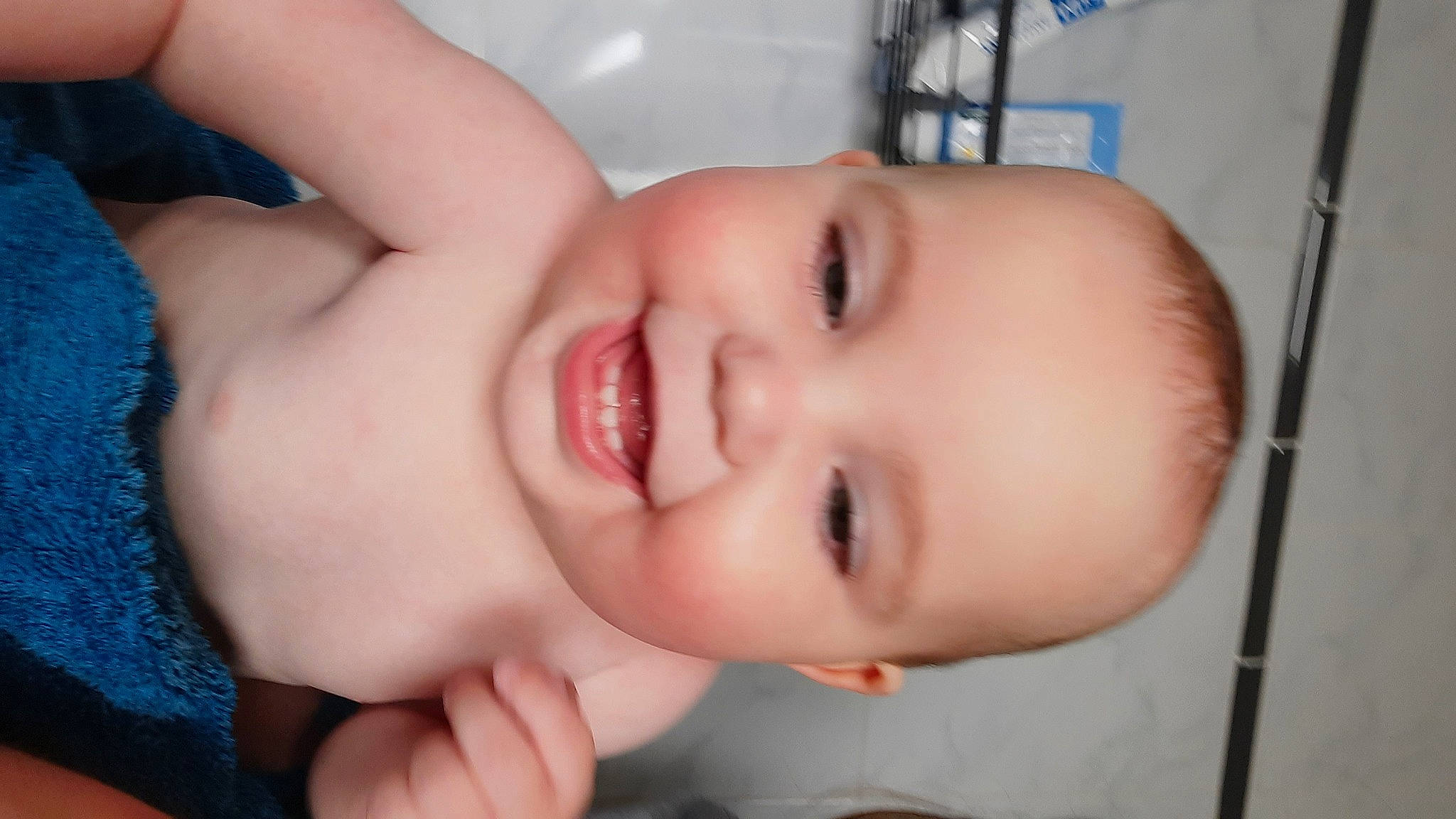 Hugo a rejoint le concours — aidez-le/la à gagner de superbes lots ! arm, blue, cheek, chin, ear, eyebrow, eyelash, face, hair, hand, human_body, iris, jaw, joy, lip, mouth, muscle, neck, nose, person