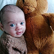 Hugo participe au concours pour gagner de l'argent avec cette photo : baby, teddy_bear, plush_toy, knitted_sweater, blue_eyes, cuddling, soft_texture, indoor, portrait, child, cute, infant, close_up, warm, comfort, toy, sleepy, face, expression, friendship