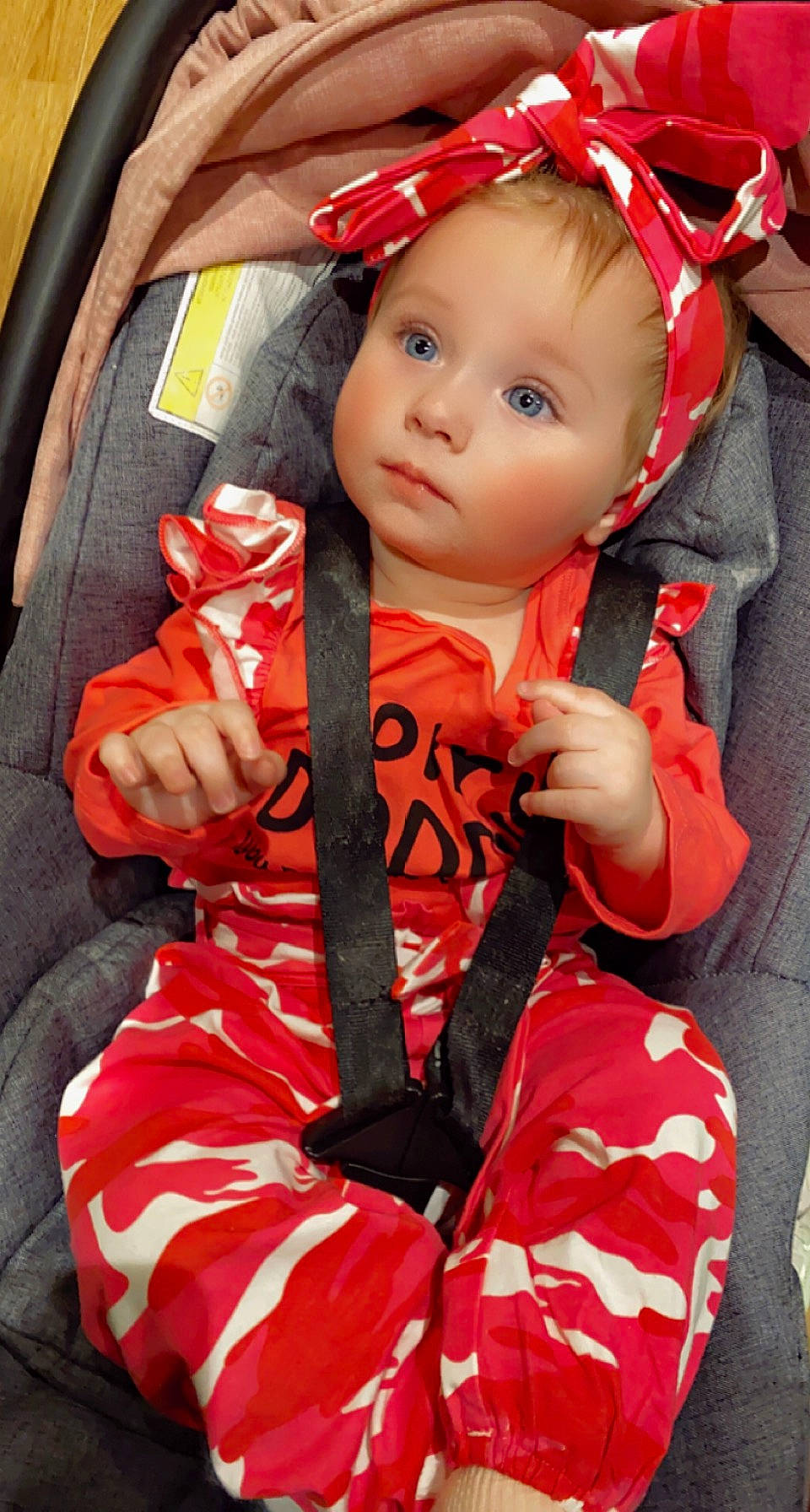 Syliana a rejoint le concours — aidez-le/la à gagner de superbes lots ! baby, baby_carriage, baby_products, bag, child, dress, event, face, fashion_accessory, finger, hand, orange, outerwear, peach, person, pink, red, skin, sleeve, toddler