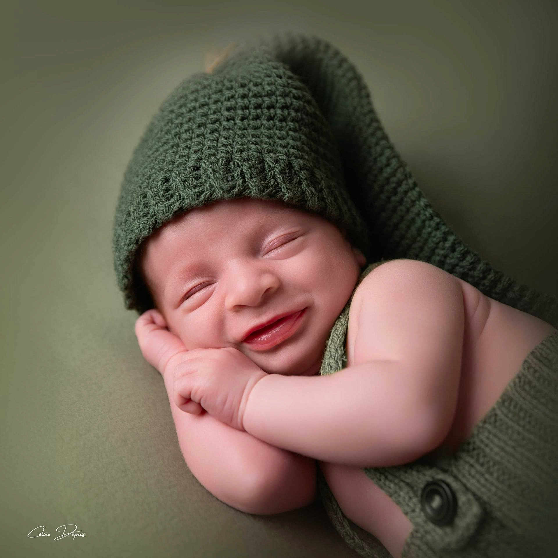 Ismaël participe au concours pour gagner de l'argent avec cette photo : baby, newborn, smiling, sleeping, green_hat, knitted_clothing, cute, infant, portrait, closeup, sleep, soft_light, hand, arm, face, cozy, peaceful, child, cuteness, resting
