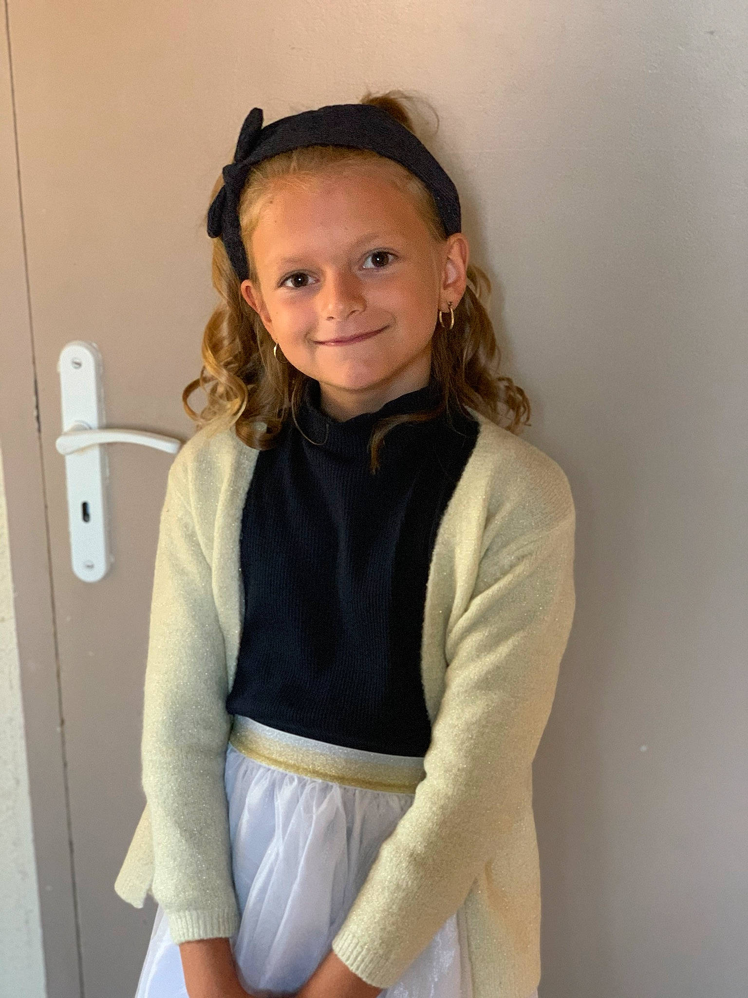 Louanne a rejoint le concours — aidez-le/la à gagner de superbes lots ! child, child_model, ear, hair, hair_accessory, headband, joy, long_hair, neck, outerwear, person, smile