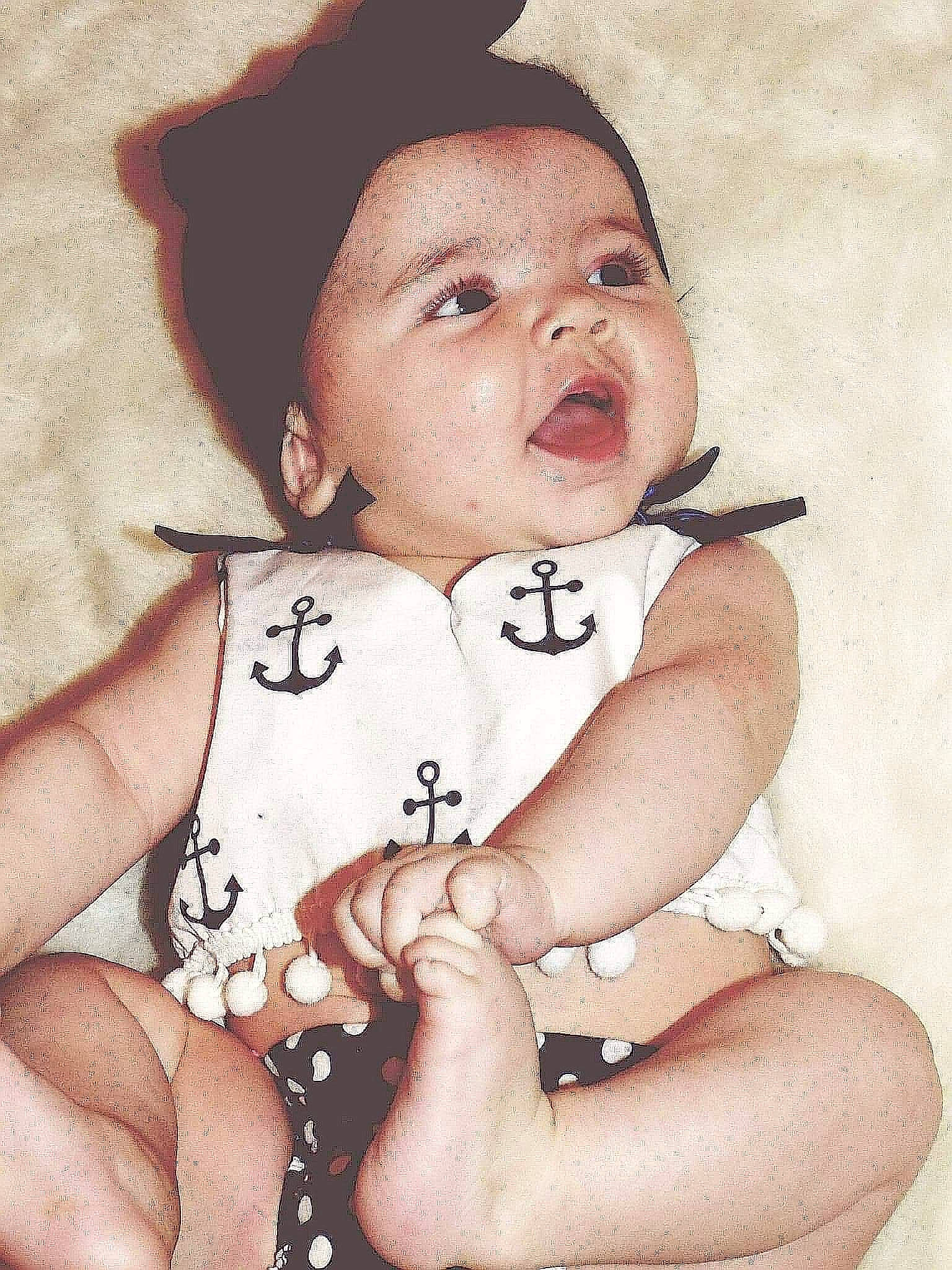 Kaïzy participe au concours pour gagner de l'argent avec cette photo : baby, cheek, child, finger, gesture, hand, illustration, nose, person, thumb, toddler