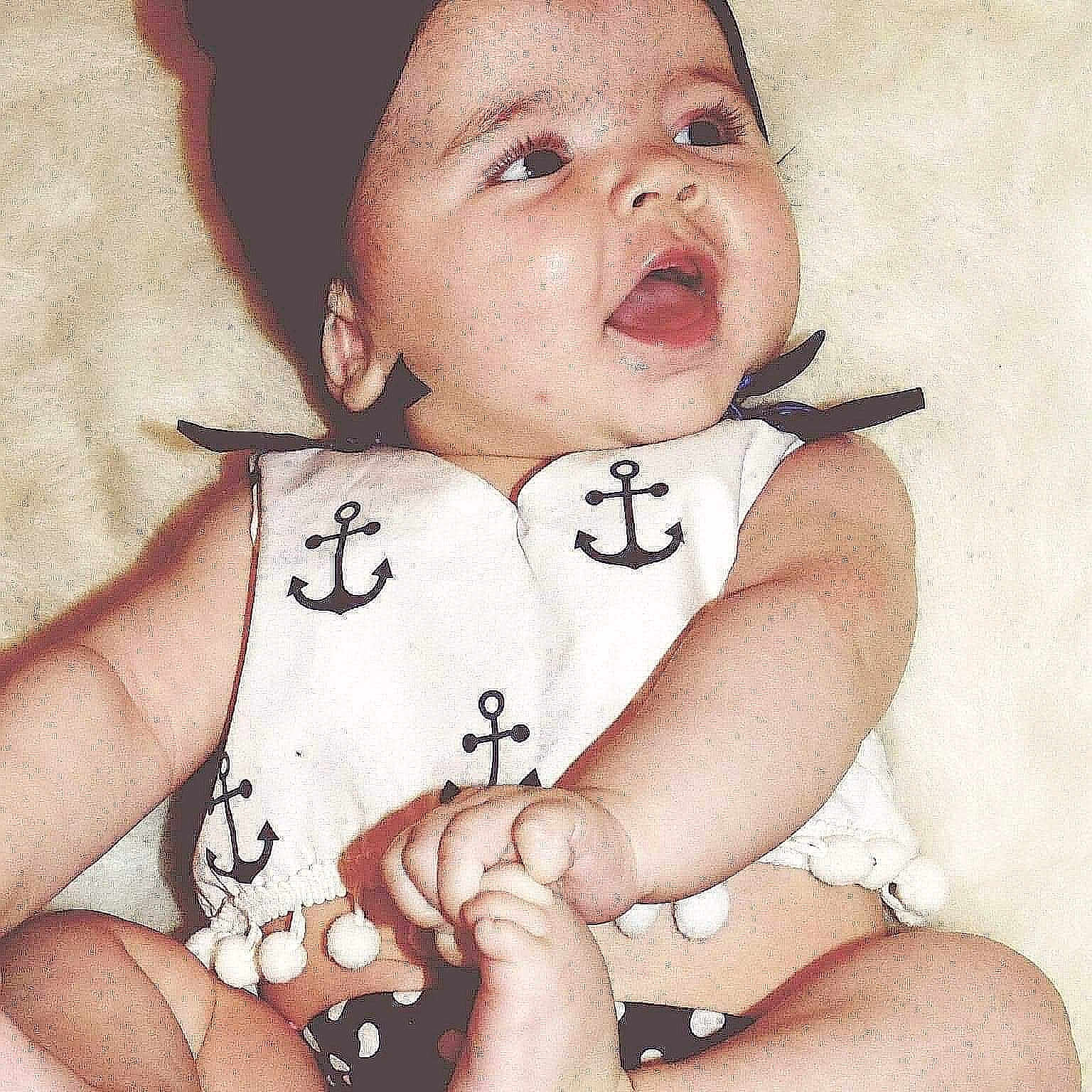 Kaïzy participe au concours pour gagner de l'argent avec cette photo : baby, cheek, child, finger, gesture, hand, illustration, nose, person, thumb, toddler