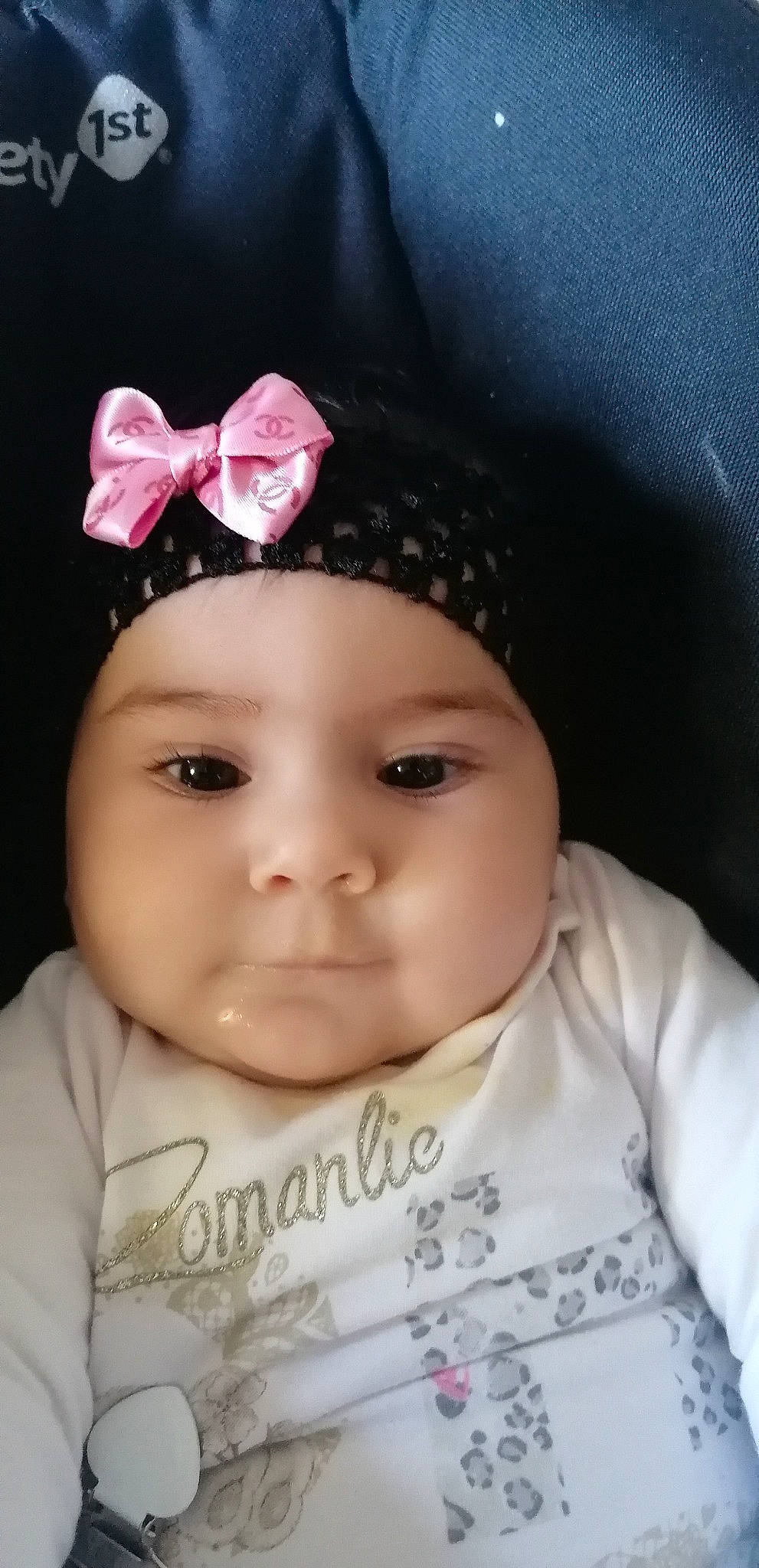 ïnaya a rejoint le concours — aidez-le/la à gagner de superbes lots ! baby_toddler_clothing, cheek, child, chin, cool, costume_accessory, eyebrow, eyelash, forehead, hair_accessory, headgear, headpiece, headwear, iris, lip, organ, person, pink, skin, sleeve