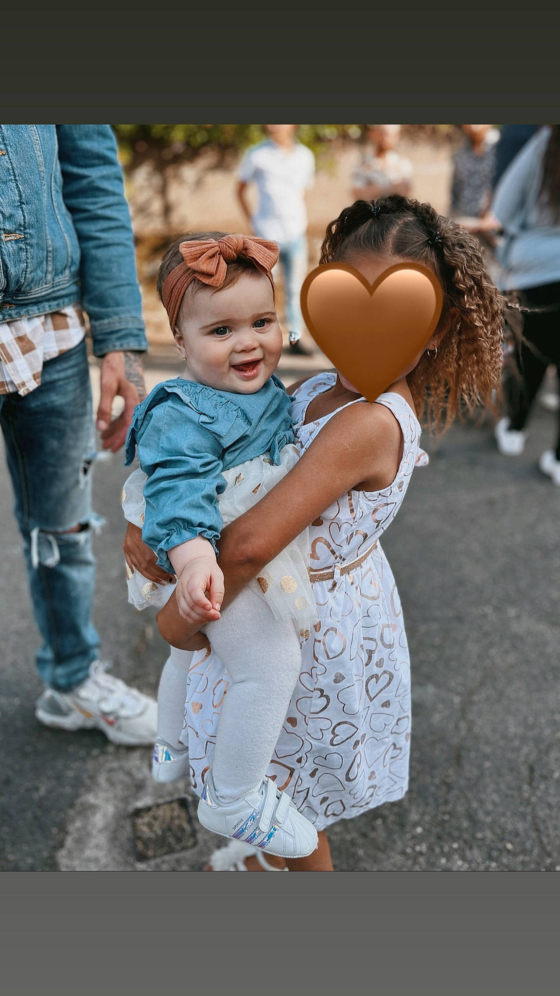 Maëlya a rejoint le concours — aidez-le/la à gagner de superbes lots ! child, denim, event, flash_photography, friendship, fun, gesture, grass, hairstyle, hand, happy, hug, leisure, people_in_nature, person, shoe, skin, smile, street_fashion, style