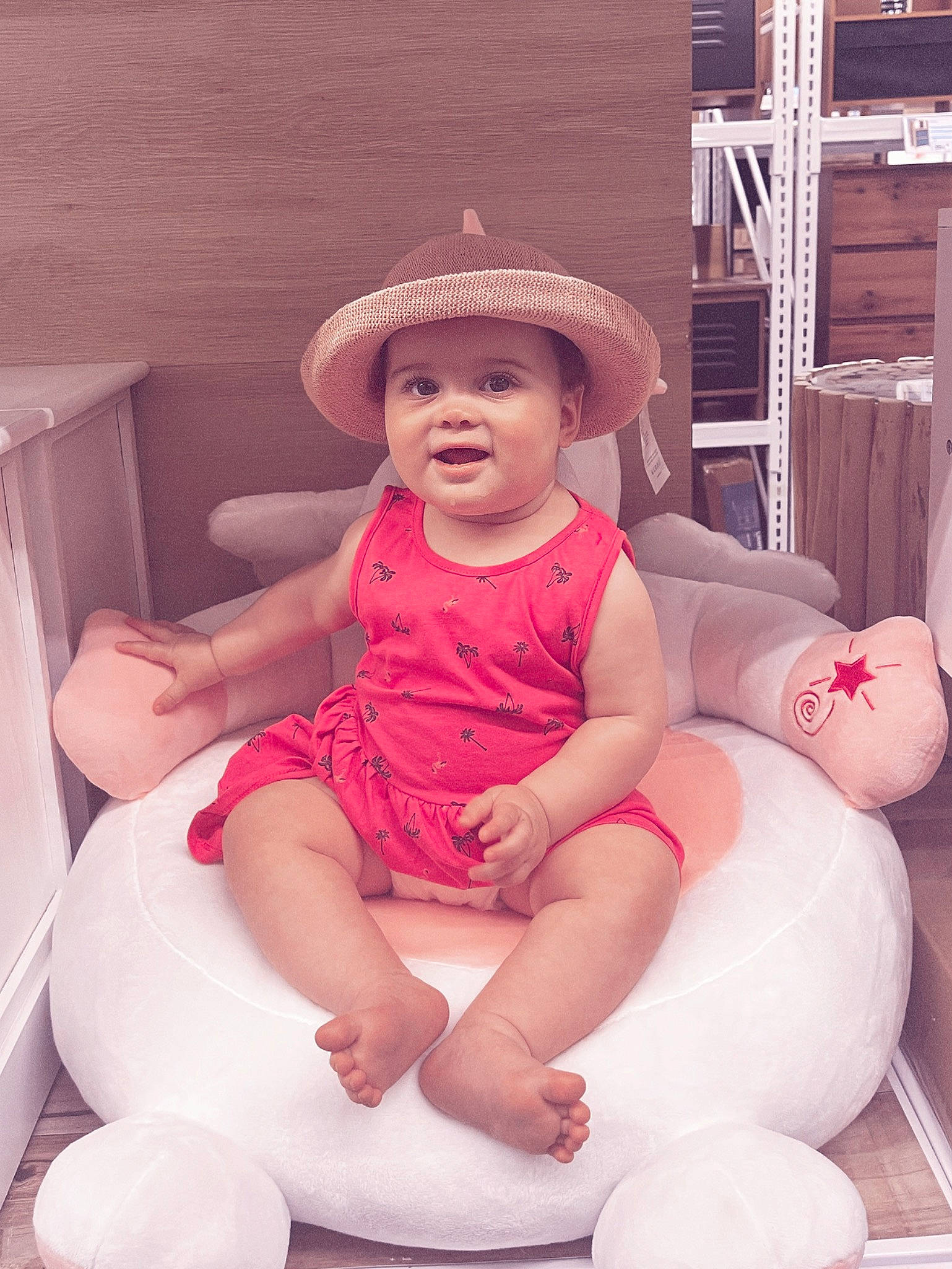 Maëlya participe au concours pour gagner de l'argent avec cette photo : arm, child, dress, facial_expression, fashion, fedora, finger, fun, hairstyle, hand, hat, headgear, headwear, human, leg, lip, mouth, person, pink, skin