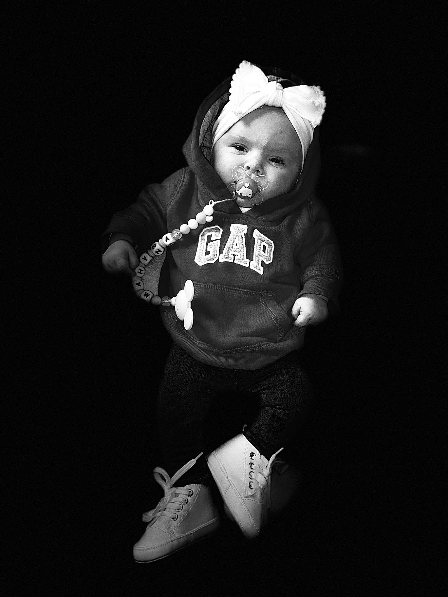 Mahyna a rejoint le concours — aidez-le/la à gagner de superbes lots ! baby, baby_toddler_clothing, cap, cool, costume_hat, darkness, flash_photography, font, fun, grass, happy, headwear, leg, monochrome, monochrome_photography, person, personal_protective_equipment, portrait_photography, sitting, sleeve