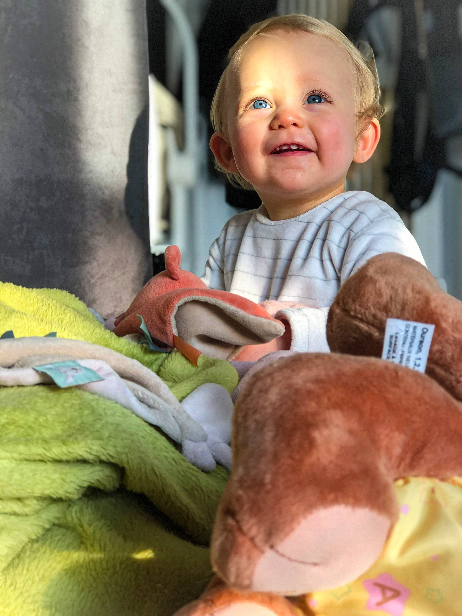 Victoria a rejoint le concours — aidez-le/la à gagner de superbes lots ! arm, baby, baby_toddler_clothing, cheek, child, comfort, eye, facial_expression, finger, fun, gesture, happy, head, human_body, joint, joy, mammal, person, skin, smile