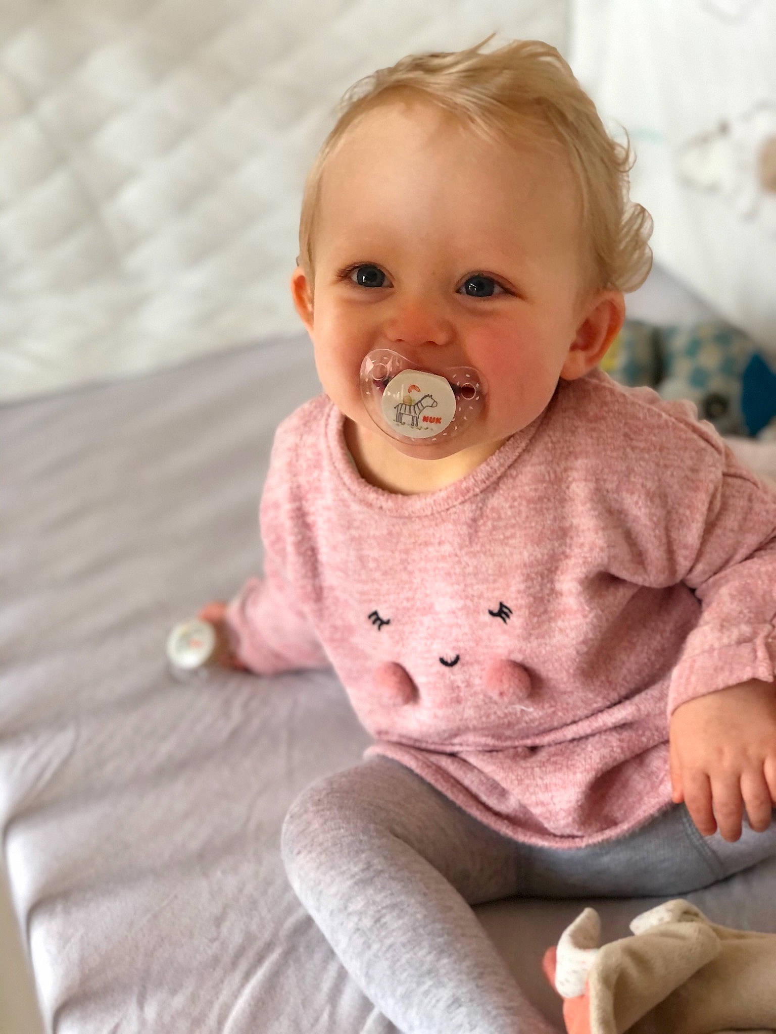 Victoria a rejoint le concours — aidez-le/la à gagner de superbes lots ! baby, baby_toddler_clothing, cheek, chin, collar, comfort, dress, eye, face, grey, happy, head, iris, joy, lip, nose, person, pink, skin, sleeve