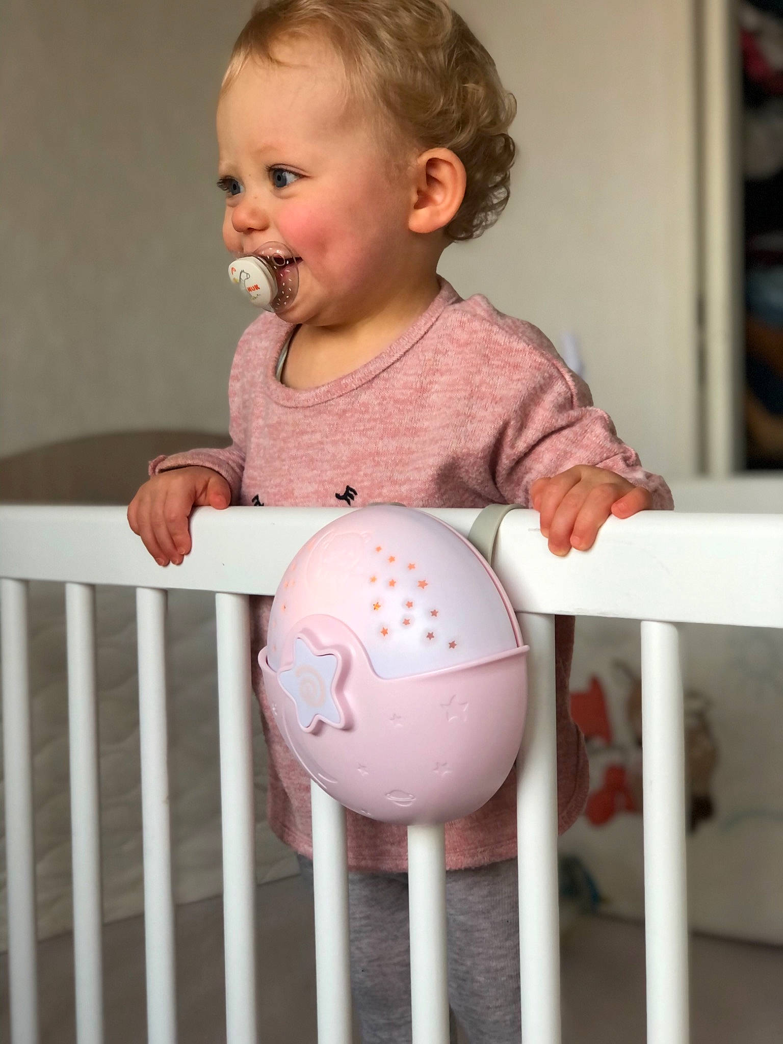 Victoria a rejoint le concours — aidez-le/la à gagner de superbes lots ! arm, baby, baby_safety, baby_toddler_clothing, cheek, child, clothing, eye, face, happy, human_body, nose, people, person, pink, skin, sleeve, smile, t_shirt, toddler