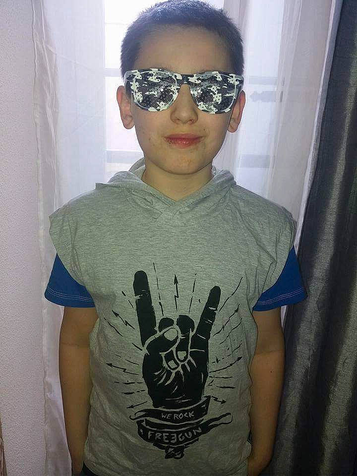 Enzo a rejoint le concours — aidez-le/la à gagner de superbes lots ! arm, boy, chest, cool, eyewear, facial_hair, glasses, hairstyle, joint, neck, pattern, person, product, shoulder, sleeve, sunglasses, t_shirt, top, vision_care