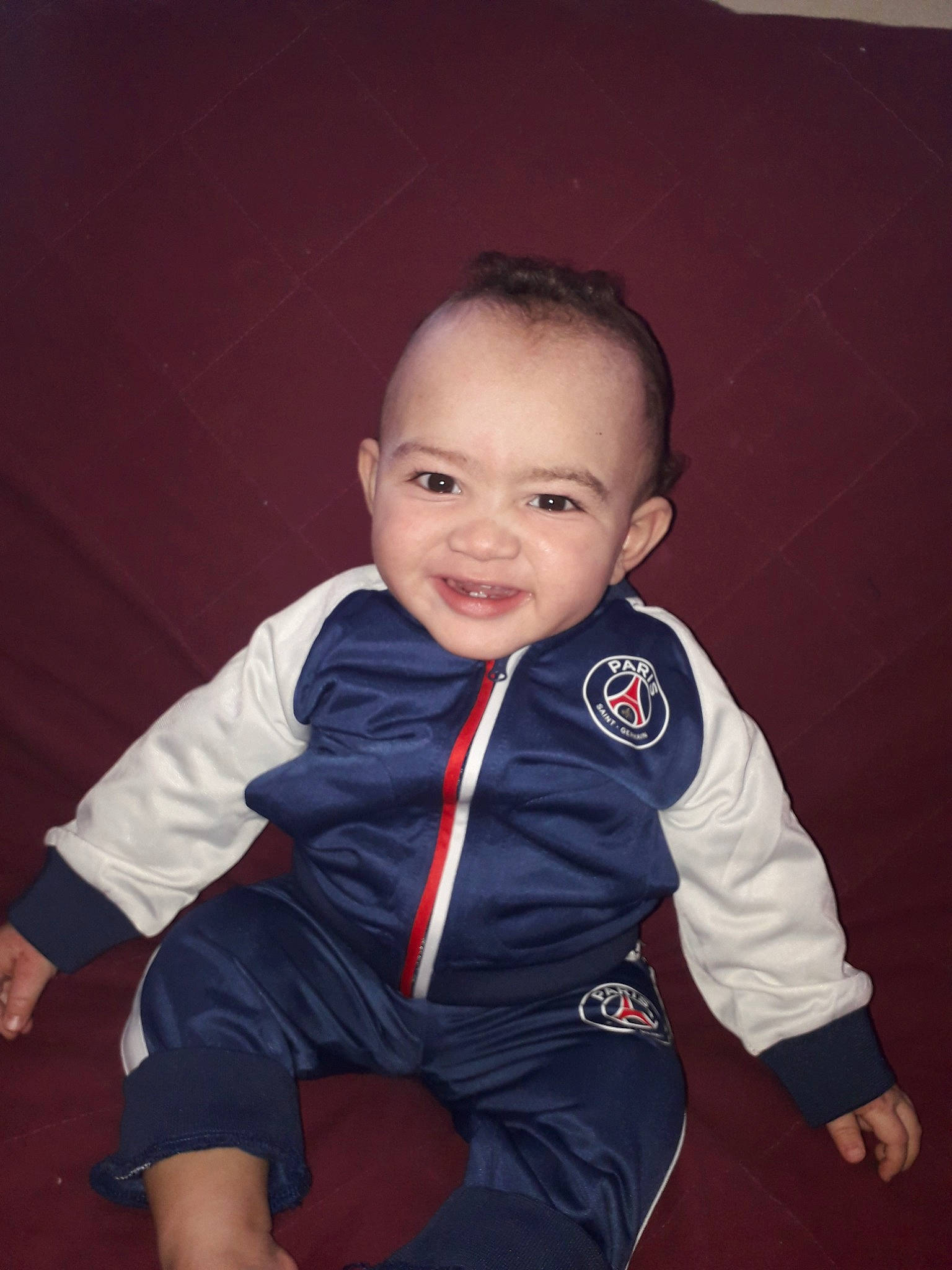 Matheo a rejoint le concours — aidez-le/la à gagner de superbes lots ! arm, boy, child, cool, day, eye, fun, girl, human, joy, person, product, red, sitting, skin, smile, standing, toddler, uniform