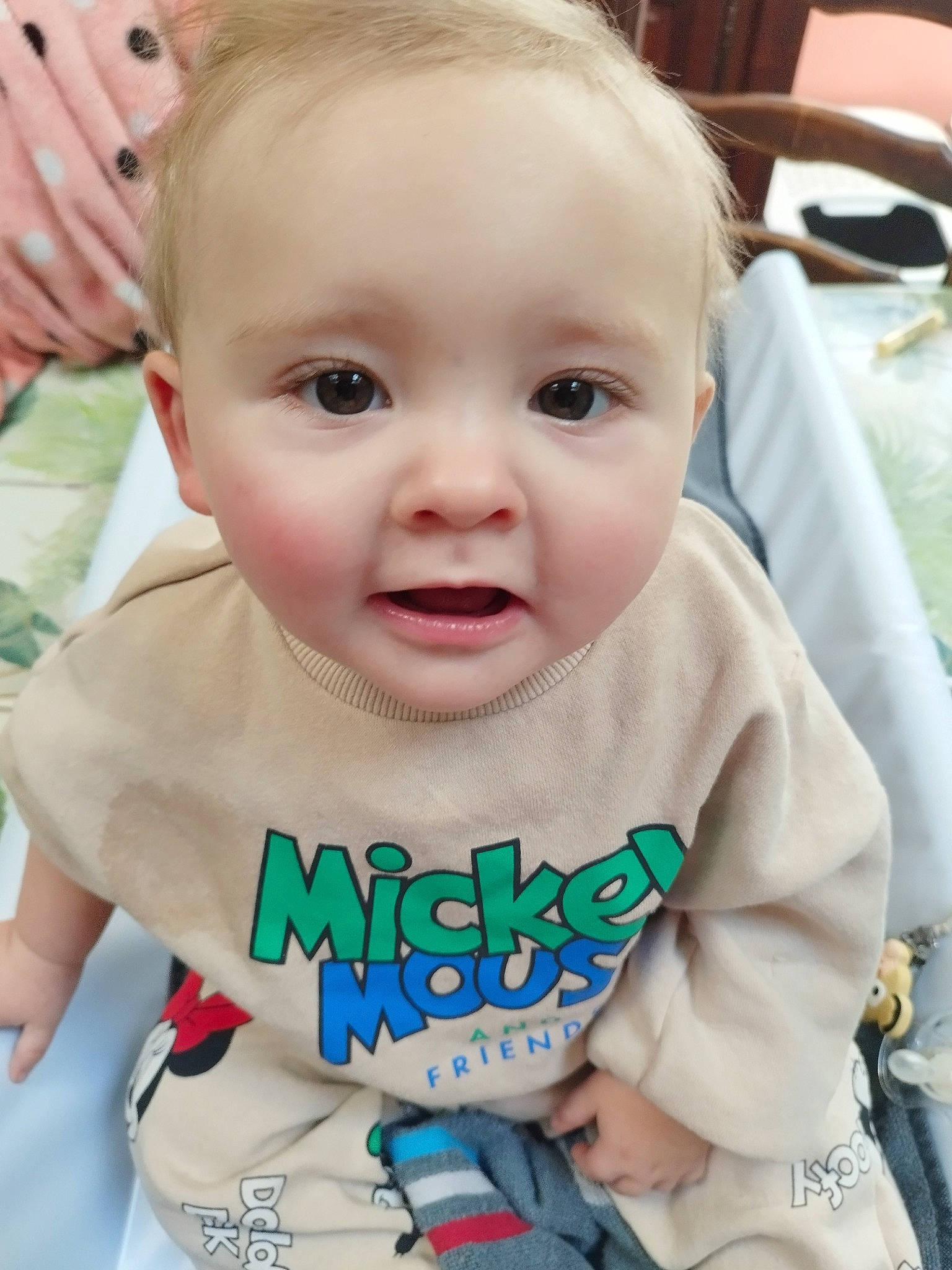 Castiel a rejoint le concours — aidez-le/la à gagner de superbes lots ! baby, baby_products, baby_toddler_clothing, blond, cheek, child, eyelash, fun, grass, happy, iris, lip, nose, pattern, person, sitting, skin, sleeve, smile, t_shirt