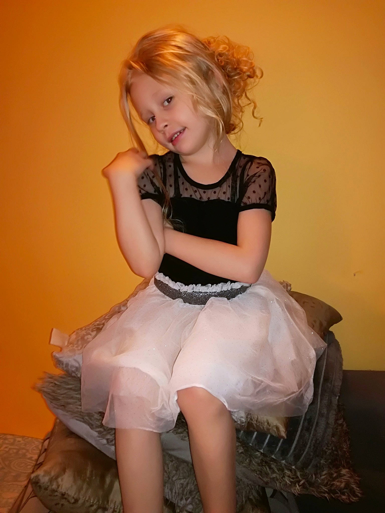 Trinity participe au concours pour gagner de l'argent avec cette photo : abdomen, ballet_tutu, beauty, blond, brown_hair, child_model, cocktail_dress, costume, dress, girl, human_hair_color, joint, lady, leg, long_hair, model, person, photo_shoot, shoulder, smile