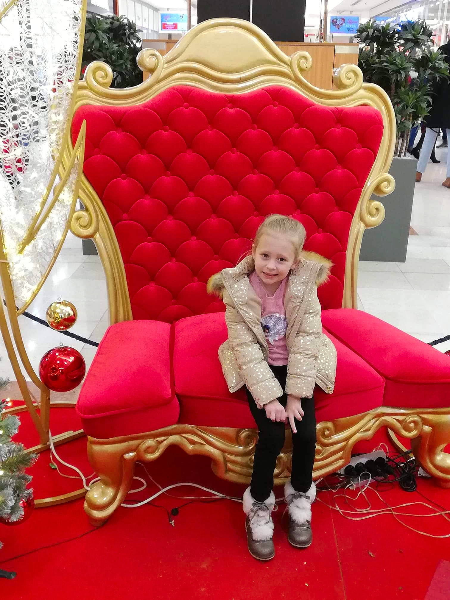 Trinity participe au concours pour gagner de l'argent avec cette photo : chair, couch, furniture, joy, person, product, red