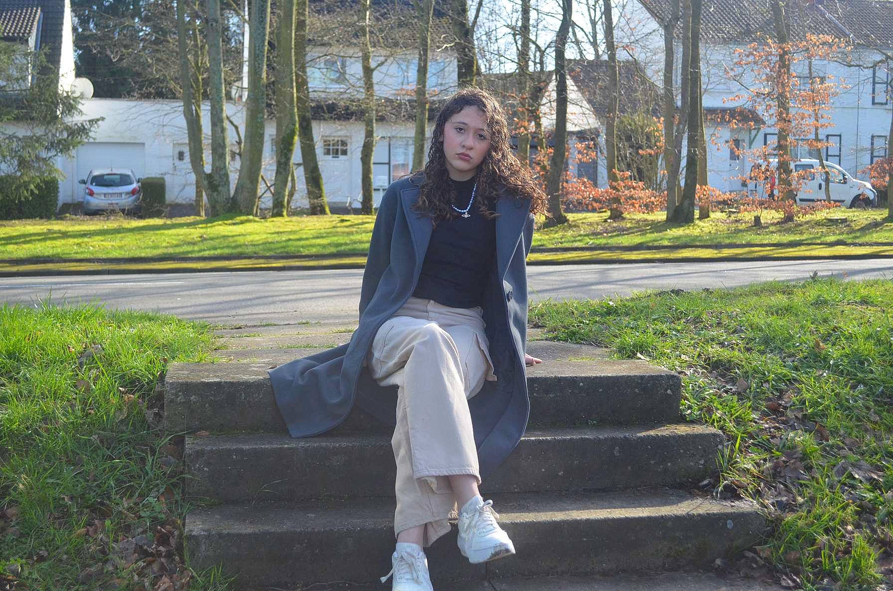 Lola a rejoint le concours — aidez-le/la à gagner de superbes lots ! denim, eyewear, flash_photography, formal_wear, garden, grass, human_leg, knee, landscape, lawn, leaf, leg, leisure, morning, people_in_nature, person, plant, sitting, tree, urban_area