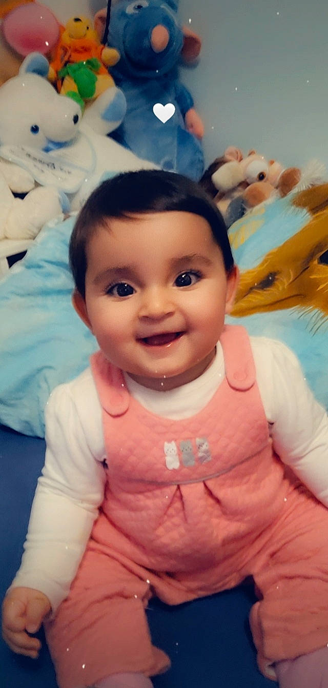 Alixe a rejoint le concours — aidez-le/la à gagner de superbes lots ! arm, cheek, chin, eye, eyebrow, facial_expression, forehead, hair, hairstyle, hand, head, joy, lip, mouth, nose, person, photograph, shoulder, skin, smile