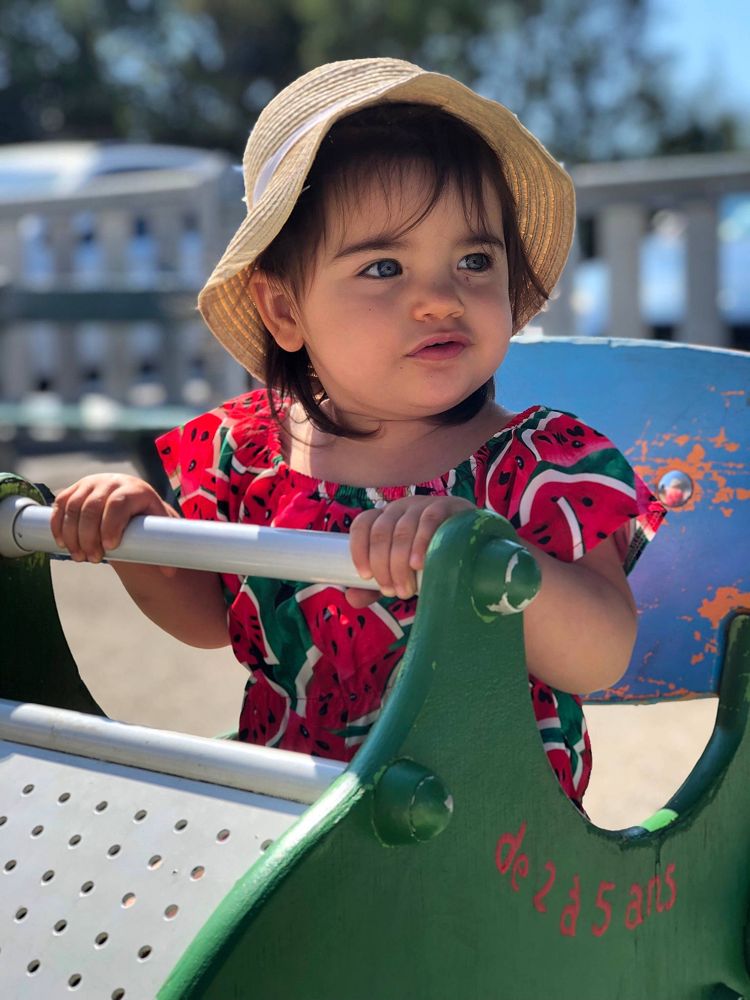 Giuliana a rejoint le concours — aidez-le/la à gagner de superbes lots ! child, city, face, fun, grass, happy, hat, leisure, musical_instrument, outdoor_play_equipment, pattern, person, photograph, public_space, recreation, sleeve, toddler, travel, tree, white