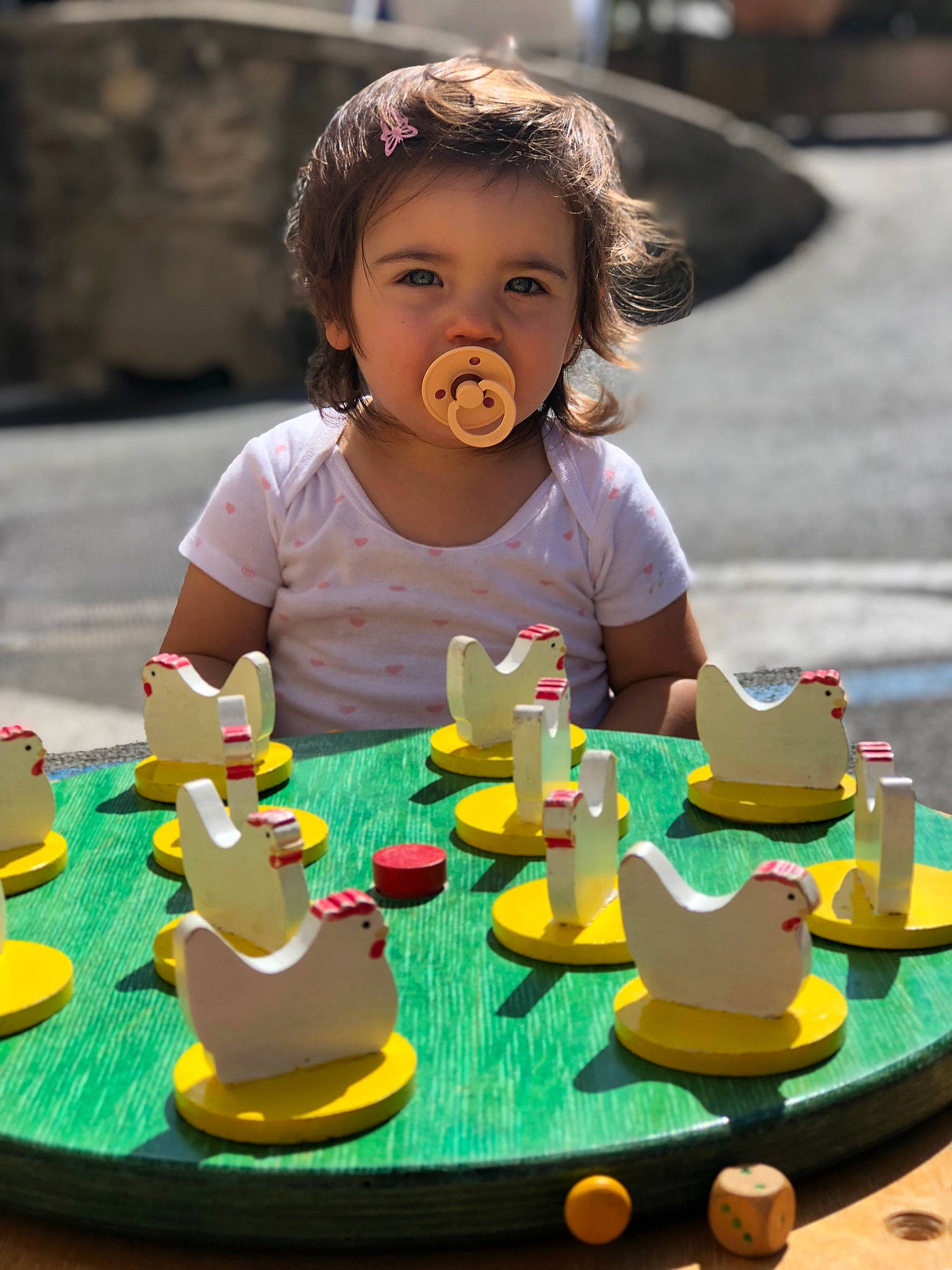 Giuliana a rejoint le concours — aidez-le/la à gagner de superbes lots ! baby, baby_toddler_clothing, baked_goods, buttercream, cake_decorating, cheek, child, event, fun, green, happy, icing, leisure, person, recreation, sitting, sugar_paste, sweetness, table, toddler