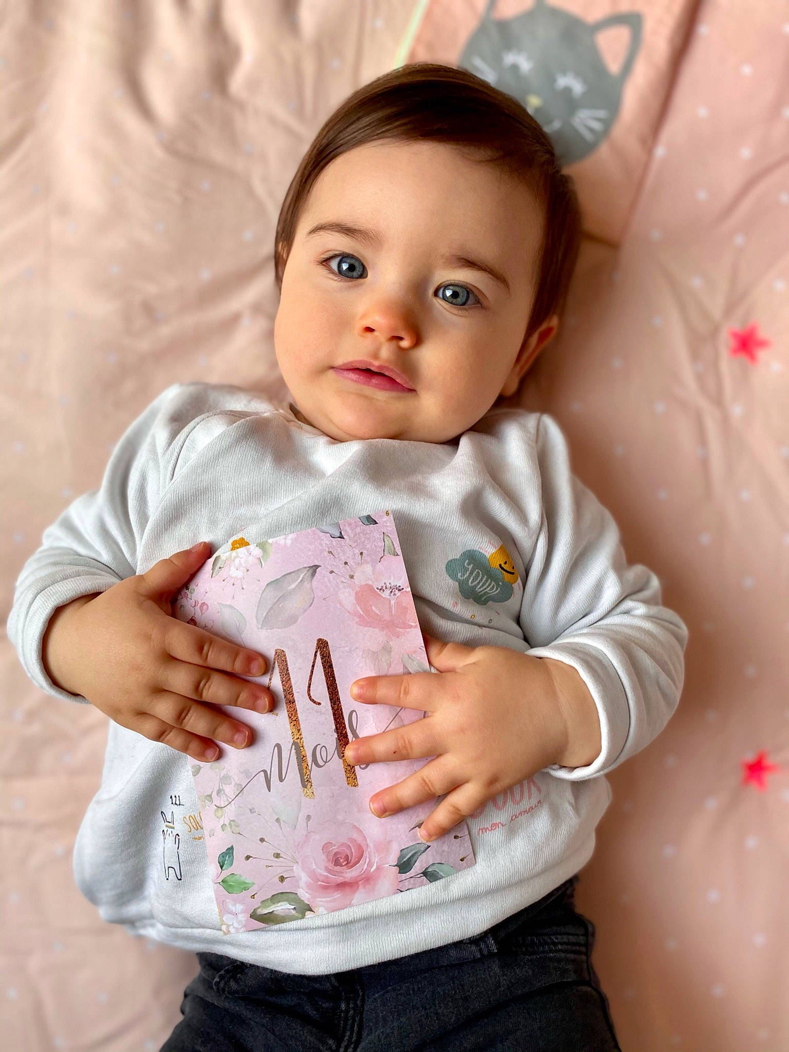 Giuliana a rejoint le concours — aidez-le/la à gagner de superbes lots ! baby_toddler_clothing, cheek, eye, eyebrow, face, finger, gesture, hair, happy, head, iris, lip, mouth, neck, nose, person, pink, skin, sleeve, textile