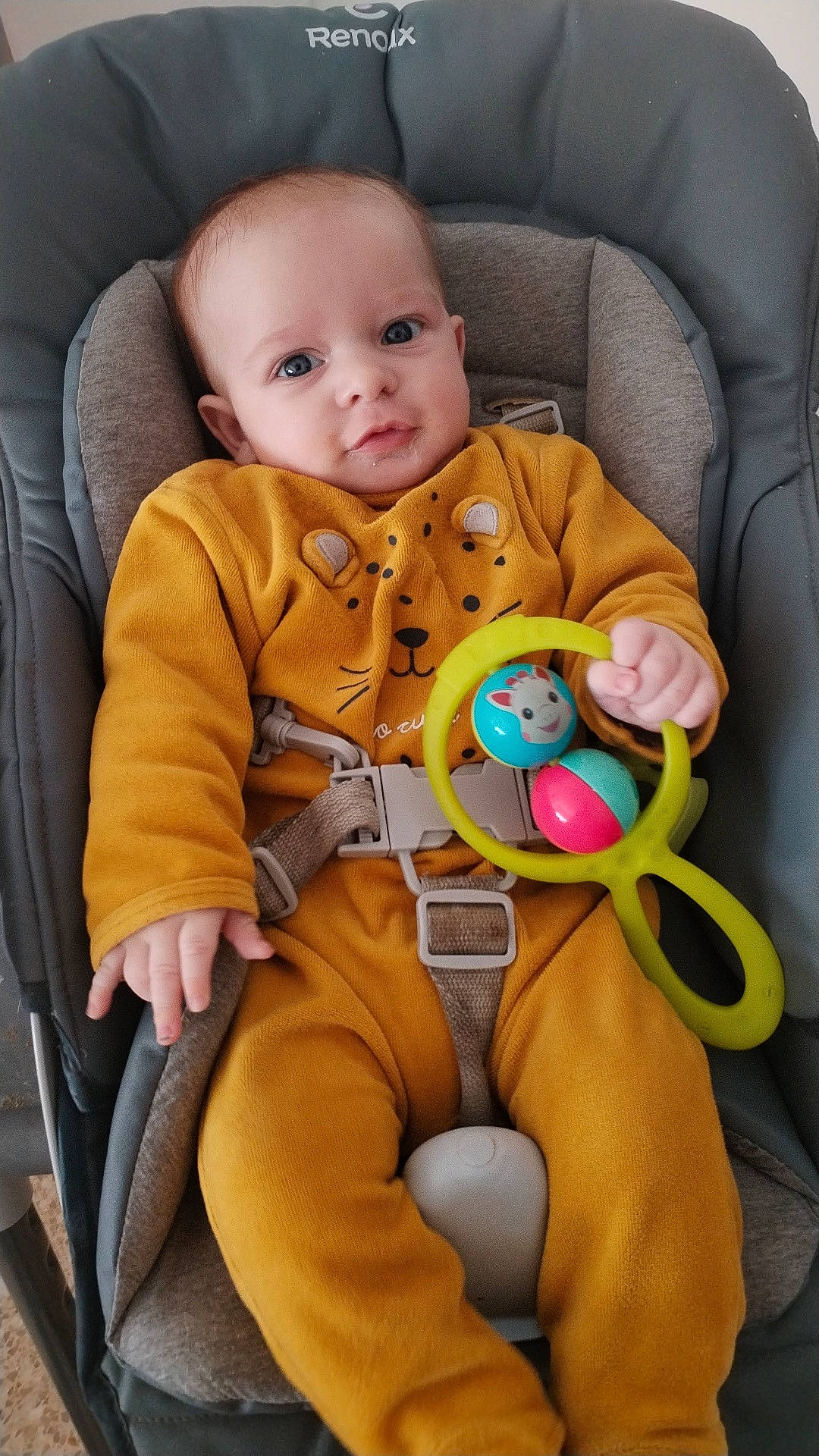 Estheban participe au concours pour gagner de l'argent avec cette photo : arm, baby, baby_products, baby_toddler_clothing, car_seat, chair, cheek, child, comfort, eye, face, finger, head, iris, mouth, nose, organ, person, skin, toddler