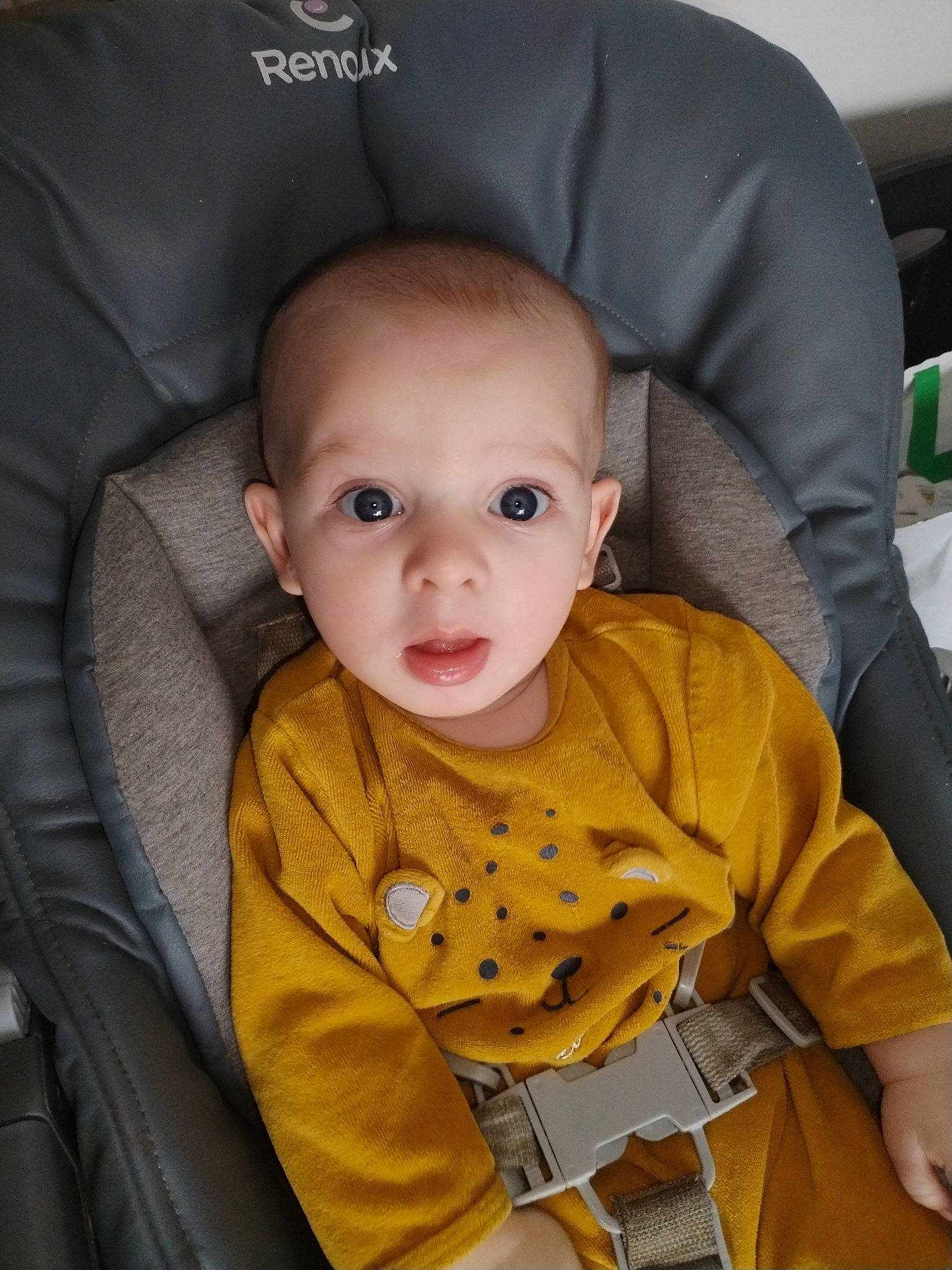 Estheban a rejoint le concours — aidez-le/la à gagner de superbes lots ! baby, baby_products, baby_safety, baby_toddler_clothing, chair, cheek, child, chin, comfort, eye, eyebrow, head, iris, nose, outerwear, person, product, sitting, skin, sleeve