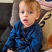 Estheban a rejoint le concours — aidez-le/la à gagner de superbes lots ! blond_hair, blue_eyes, blue_shirt, boy, casual, casual_clothing, child, comfort, couch, cushion, face, home, indoor, person, plush_pillow, portrait, relaxed, sitting, soft_toys, young_child