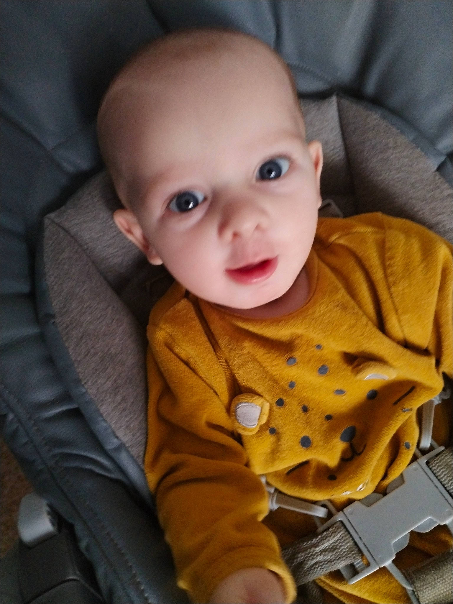 Estheban a rejoint le concours — aidez-le/la à gagner de superbes lots ! baby, baby_toddler_clothing, cheek, child, chin, comfort, eye, fun, head, human_body, iris, mammal, mouth, nose, outerwear, person, product, skin, sleeve, smile