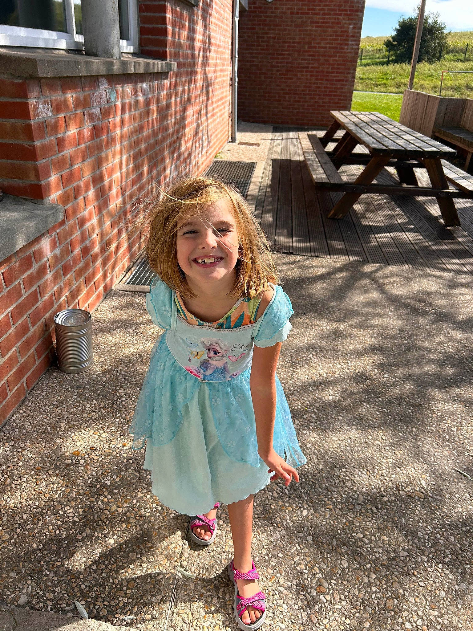 Maëva a rejoint le concours — aidez-le/la à gagner de superbes lots ! asphalt, blond, brick, brickwork, child, eyewear, flooring, fun, grass, hair, happy, joy, leisure, person, plant, recreation, road_surface, smile, summer, toddler