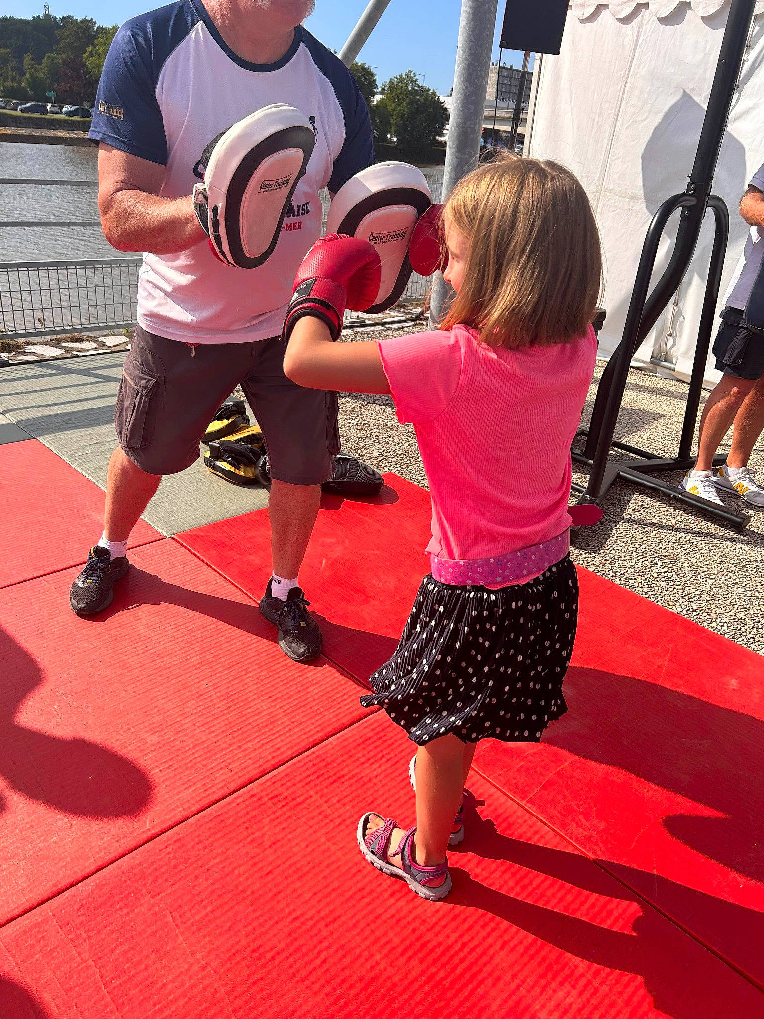 Maëva participe au concours pour gagner de l'argent avec cette photo : ball, boot, event, flooring, fun, human_leg, leisure, magenta, person, pink, recreation, sandal, shoe, shorts, sky, sneakers, sports_equipment, summer, t_shirt, thigh