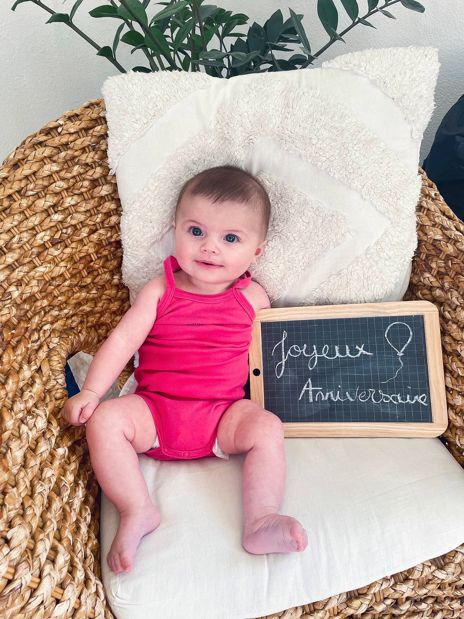 Capucine participe au concours pour gagner de l'argent avec cette photo : baby, baby_toddler_clothing, chair, child, comfort, font, happy, human, pattern, person, pink, product, rectangle, sitting, skin, sleeve, smile, textile, toddler, white