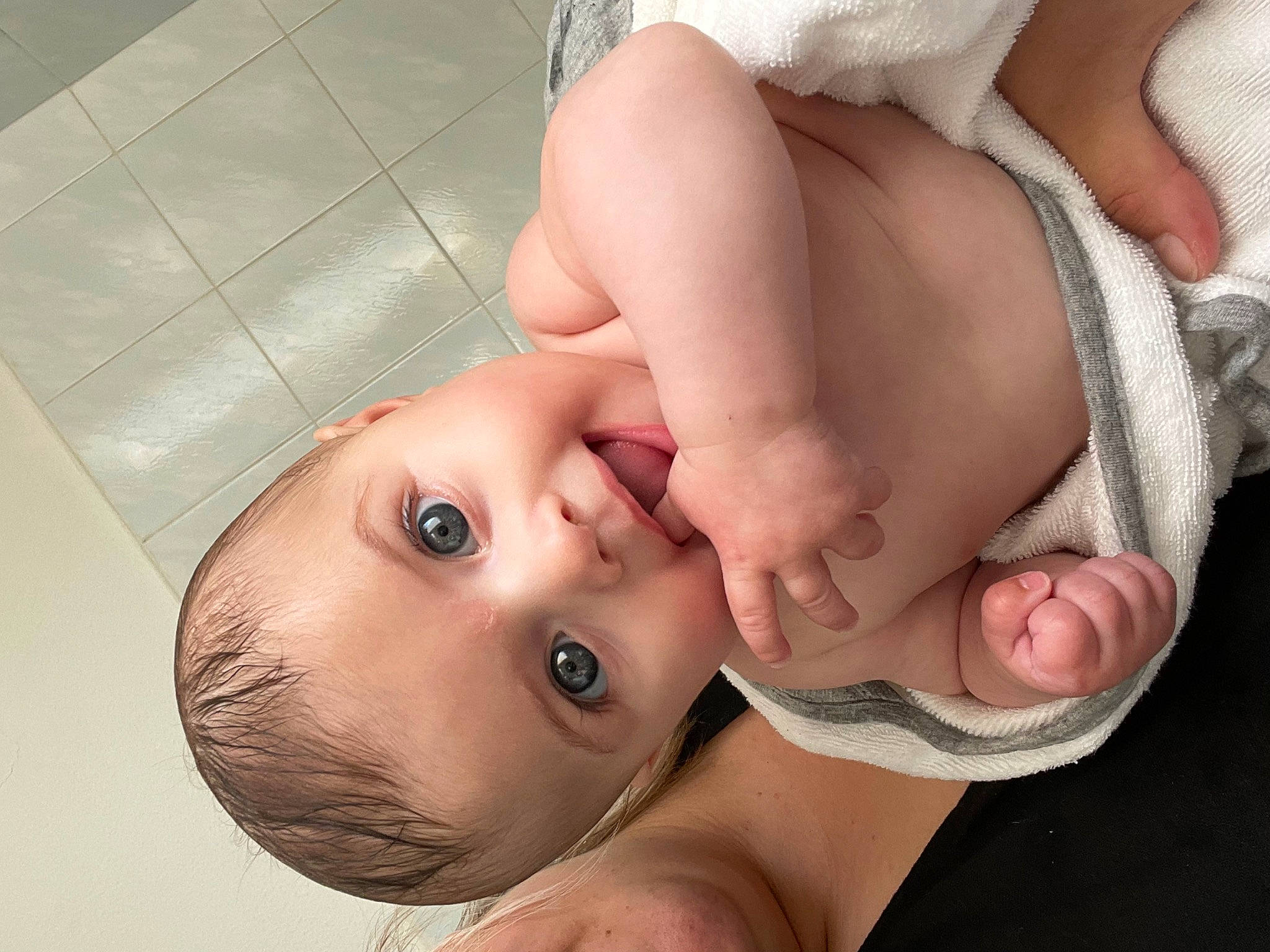 Capucine participe au concours pour gagner de l'argent avec cette photo : baby, baby_toddler_clothing, cheek, chest, child, close_up, comfort, ear, eye, eyelash, gesture, happy, head, lip, mouth, neck, nose, person, skin, stomach