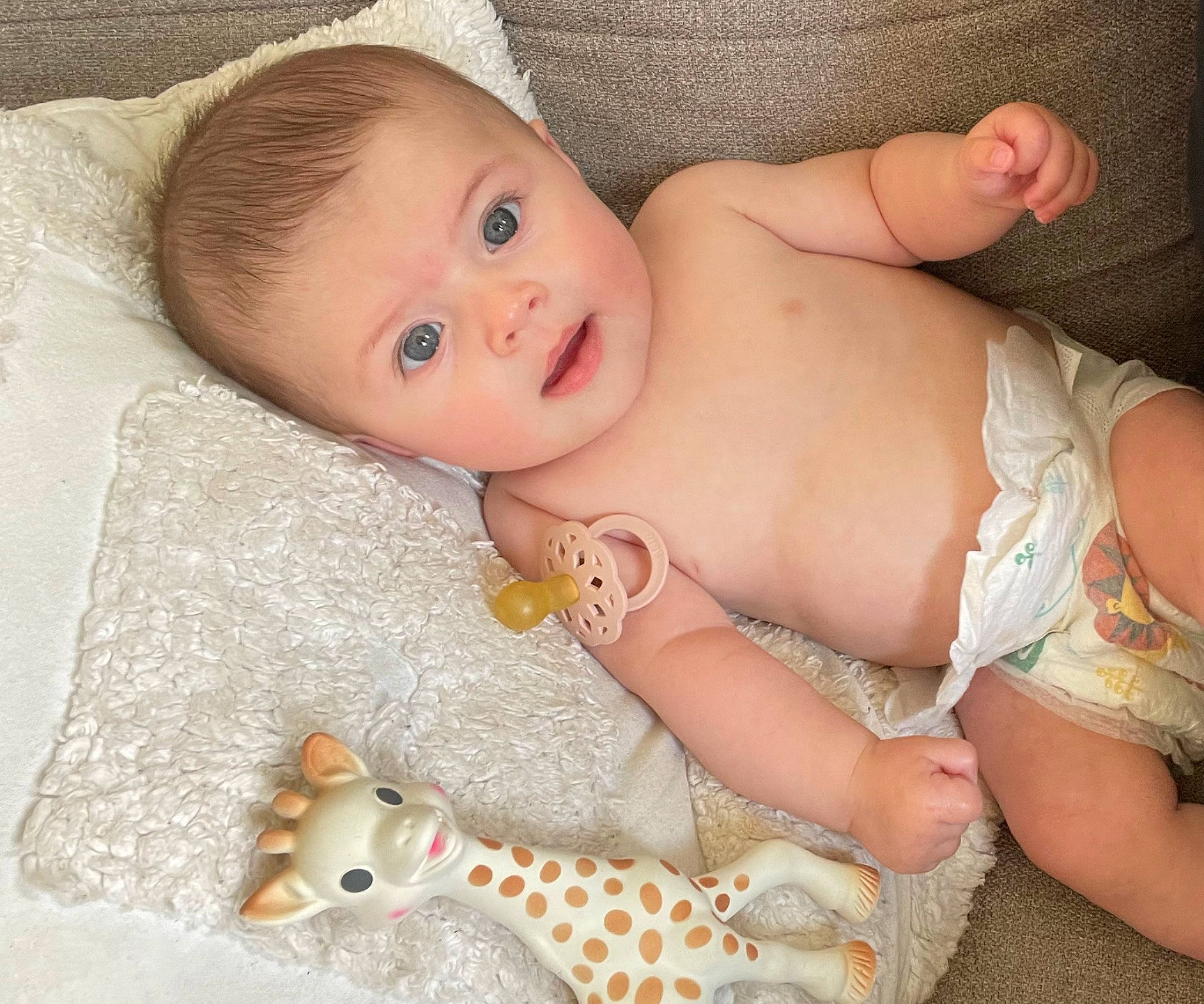 Capucine a rejoint le concours — aidez-le/la à gagner de superbes lots ! baby, baby_toddler_clothing, cheek, eye, face, facial_expression, finger, hand, human_body, iris, lip, mammal, mouth, organ, person, pink, product, skin, surprise, textile