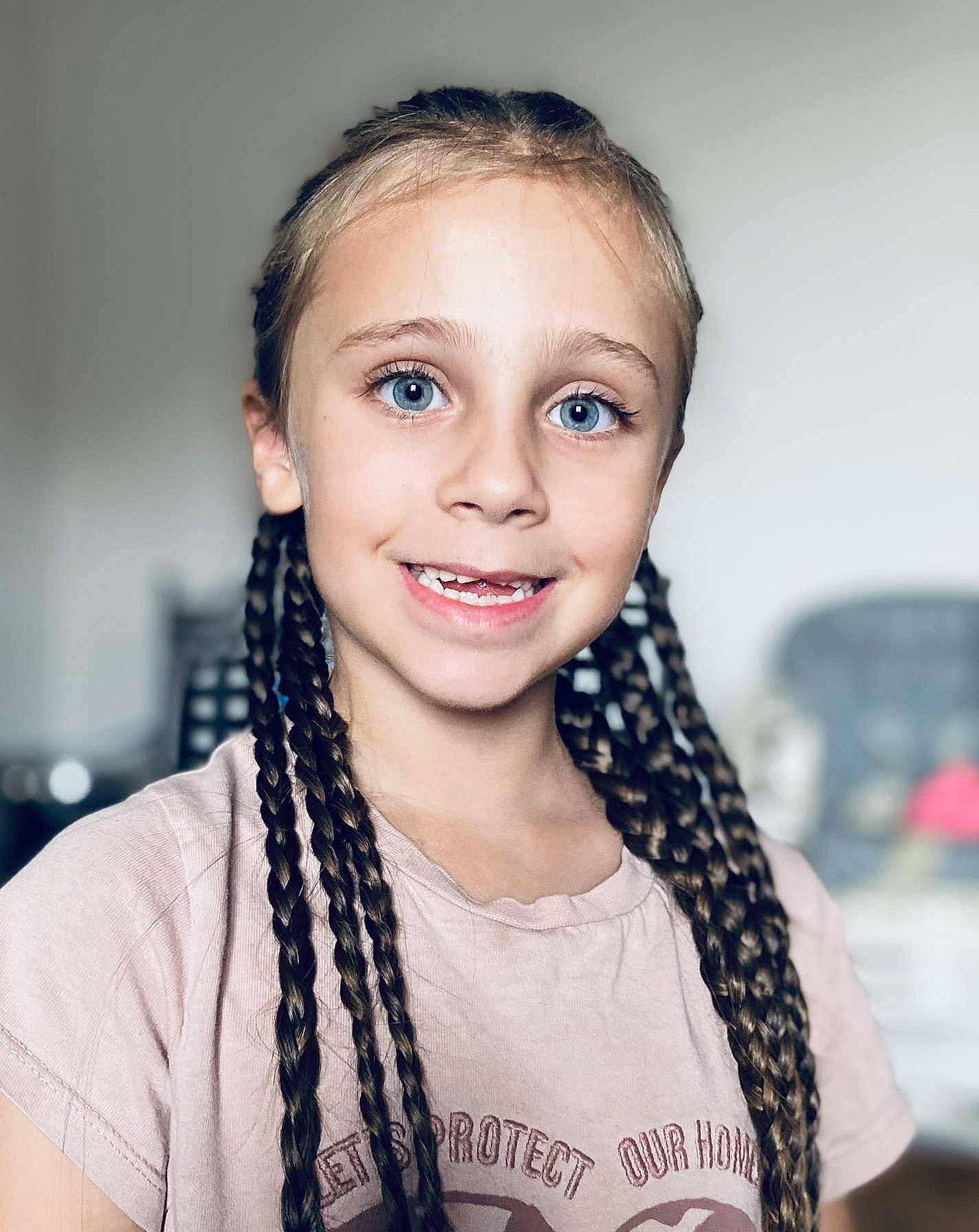 Kaylina participe au concours pour gagner de l'argent avec cette photo : beauty, blond, brown_hair, dental_braces, ear, earrings, electric_blue, eyelash, fashion_design, flash_photography, happy, iris, jaw, jewellery, joy, lip, long_hair, makeover, neck, person