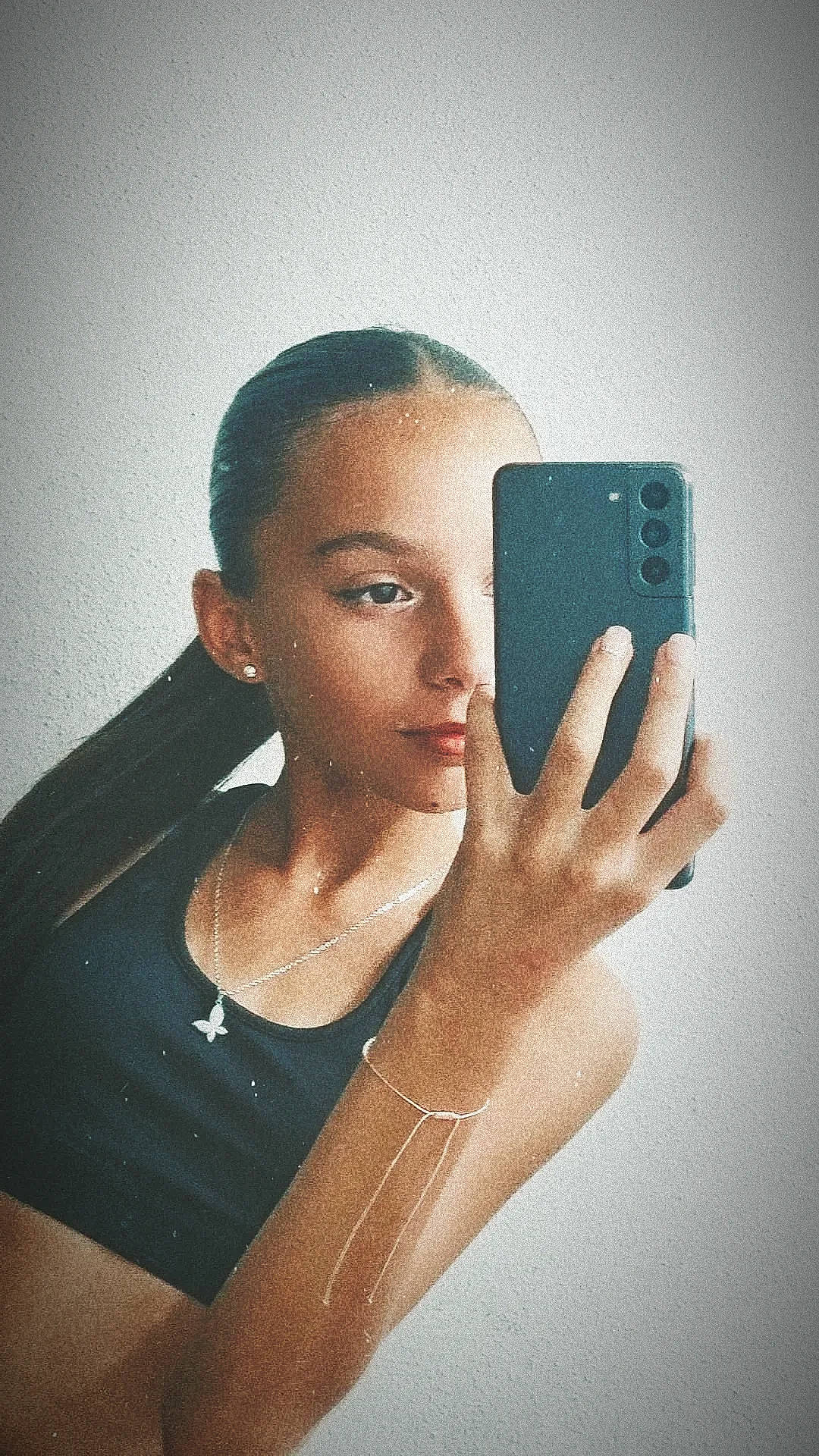 Matilde a rejoint le concours — aidez-le/la à gagner de superbes lots ! chest, chin, communication_device, elbow, eyebrow, eyelash, eyewear, finger, flash_photography, gesture, hand, jaw, jewellery, lip, long_hair, mobile_phone, neck, person, portable_communications_device, selfie