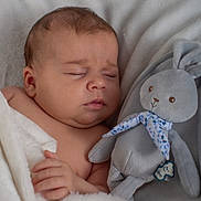 Maëlyne a rejoint le concours — aidez-le/la à gagner de superbes lots ! baby, sleeping, blanket, plush_toy, bunny, soft, cozy, infant, child, cute, rest, peaceful, portrait, indoors, comfort, fabric, hand, face, scarf, nap