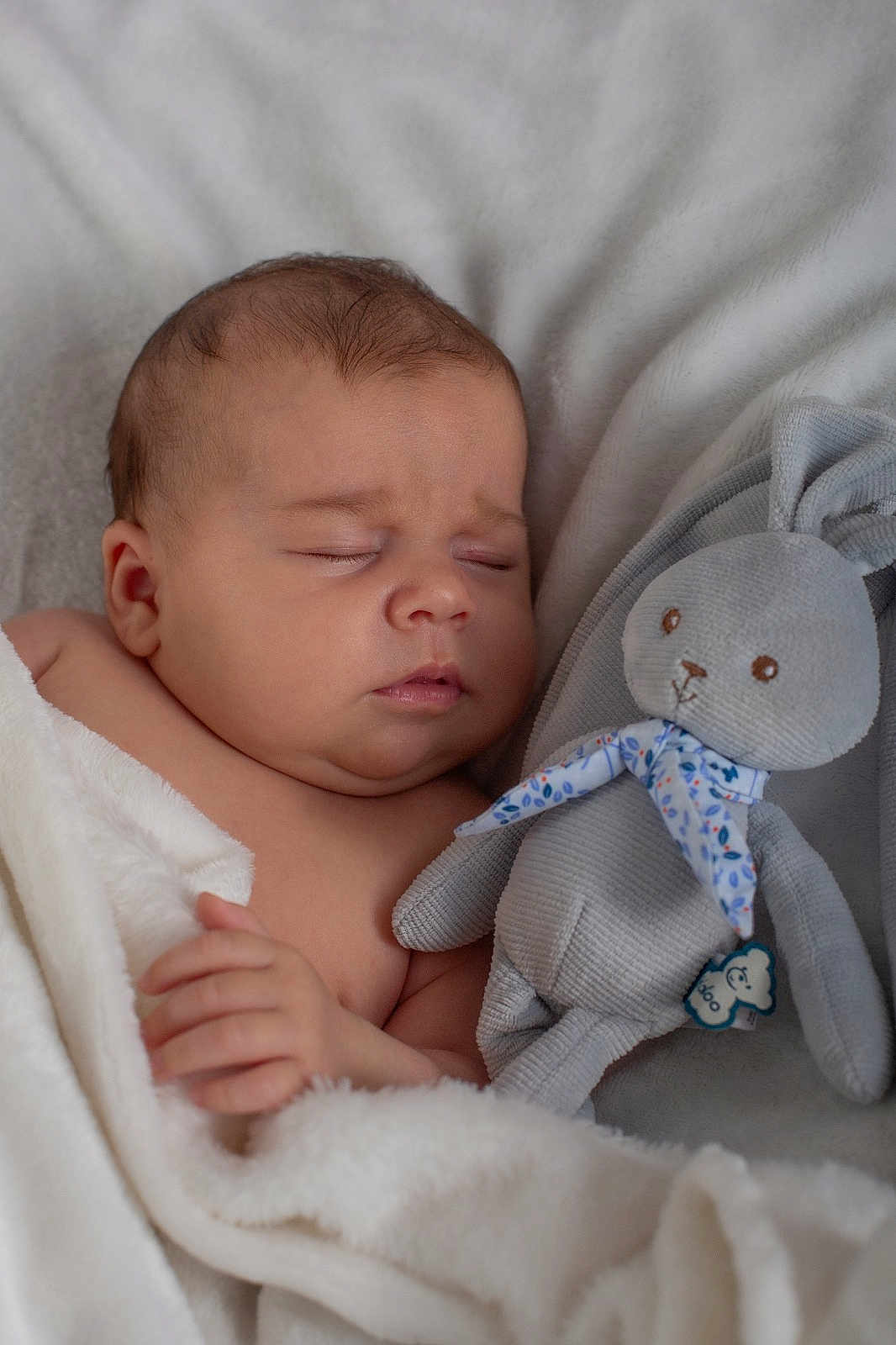 Maëlyne a rejoint le concours — aidez-le/la à gagner de superbes lots ! baby, sleeping, blanket, plush_toy, bunny, soft, cozy, infant, child, cute, rest, peaceful, portrait, indoors, comfort, fabric, hand, face, scarf, nap