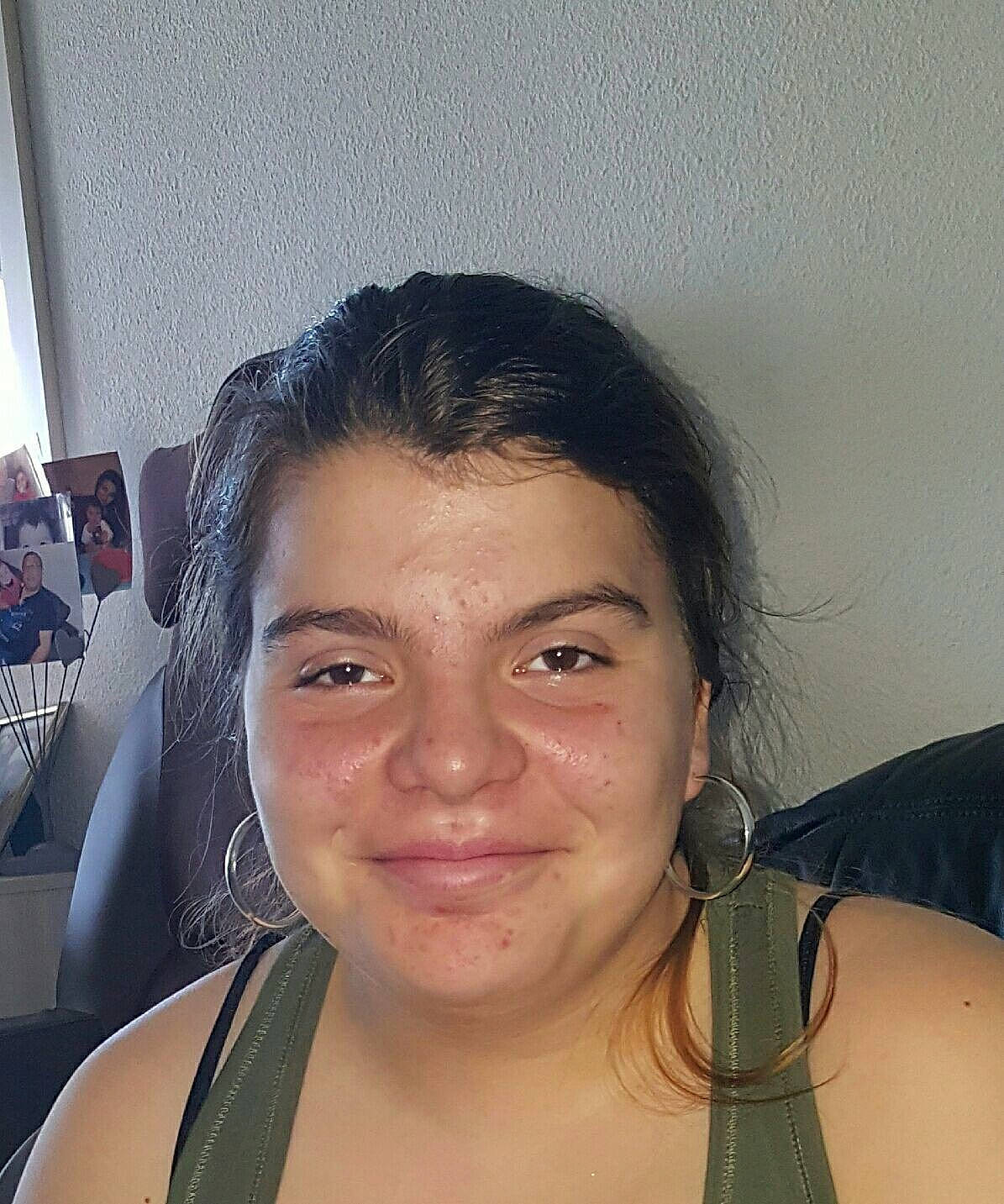 Ludivine participe au concours pour gagner de l'argent avec cette photo : black_hair, cheek, chin, ear, eye, eyebrow, face, forehead, fun, girl, hair, hairstyle, head, jaw, joy, lip, long_hair, neck, nose, person