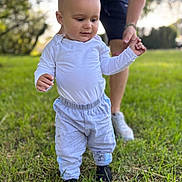 Cameronn a rejoint le concours — aidez-le/la à gagner de superbes lots ! toddler, child, baby, grass, outdoor, walking, person, adult, support, clothing, pants, shirt, hand, footwear, nature, sunlight, greenery, blurred_background, early_steps, family