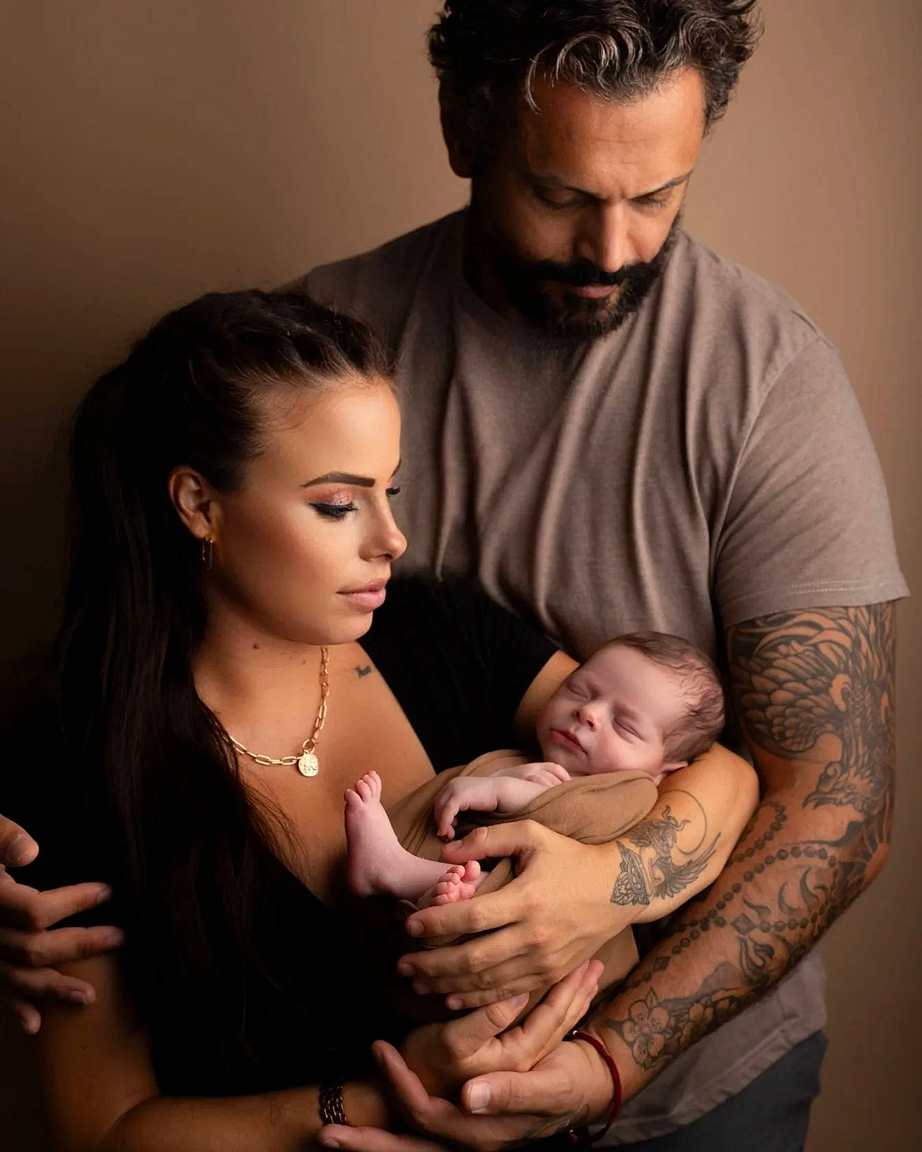 Sandro a rejoint le concours — aidez-le/la à gagner de superbes lots ! arm, baby, beard, black, eyelash, finger, flash_photography, gesture, hairstyle, hand, happy, human, interaction, mouth, muscle, neck, organ, person, shoulder, skin