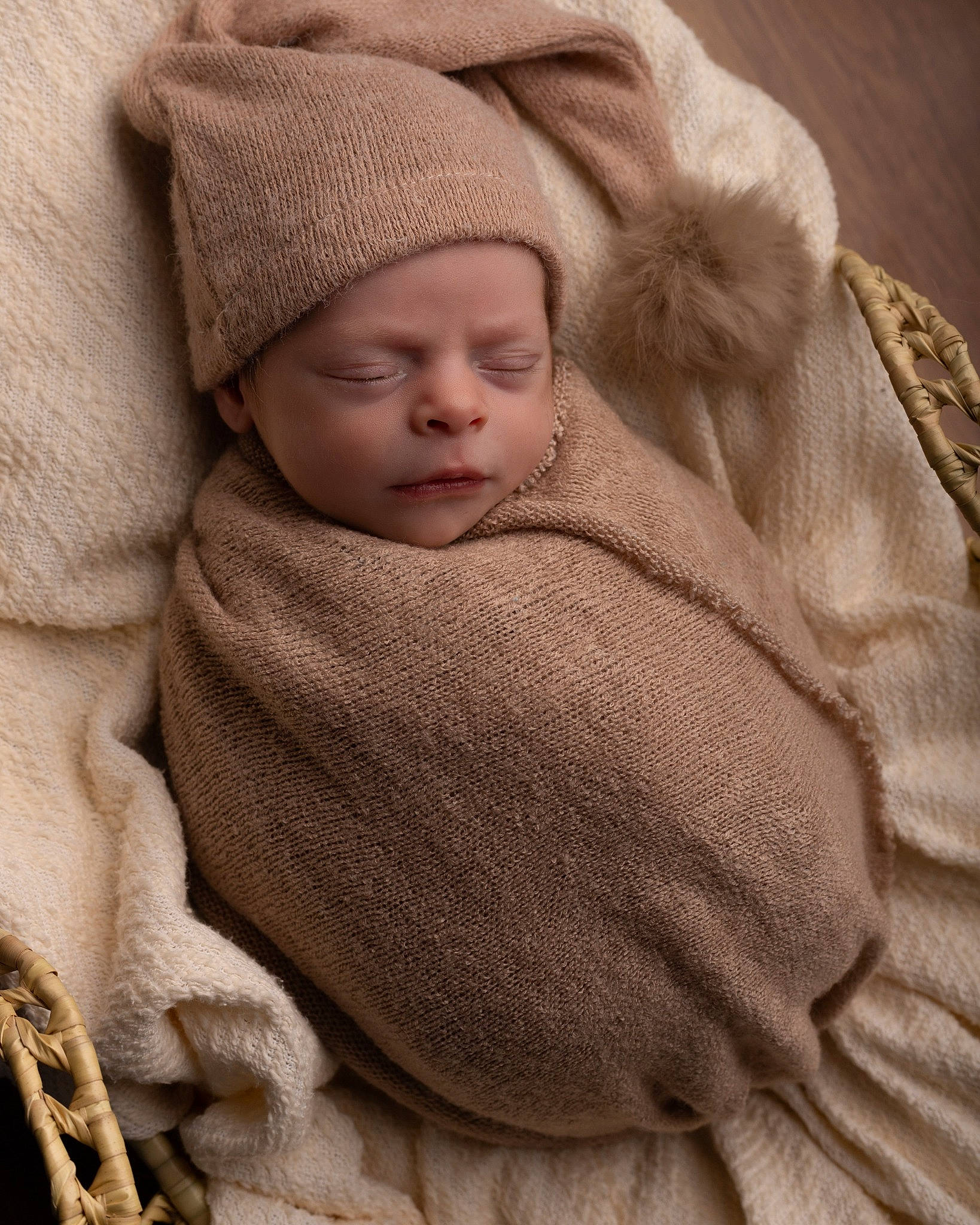 Sandro a rejoint le concours — aidez-le/la à gagner de superbes lots ! baby, baby_sleeping, baby_toddler_clothing, beige, cap, cheek, child, comfort, face, fashion_accessory, headwear, knit_cap, linens, neck, person, skin, sleeve, textile, toddler, towel