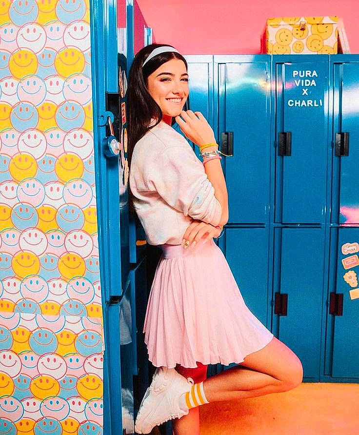 Charlie participe au concours pour gagner de l'argent avec cette photo : aqua, clothing, day_dress, dress, electric_blue, fashion_design, happy, joint, joy, magenta, one_piece_garment, orange, person, pink, product, sleeve, smile, street_fashion, textile, thigh