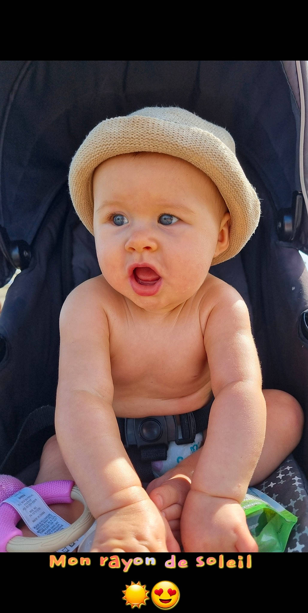 Kélia a rejoint le concours — aidez-le/la à gagner de superbes lots ! baby, baby_products, baby_toddler_clothing, cap, cheek, chest, child, comfort, electric_blue, fashion_accessory, finger, fun, happy, hat, headwear, person, sitting, skin, sun_hat, thigh
