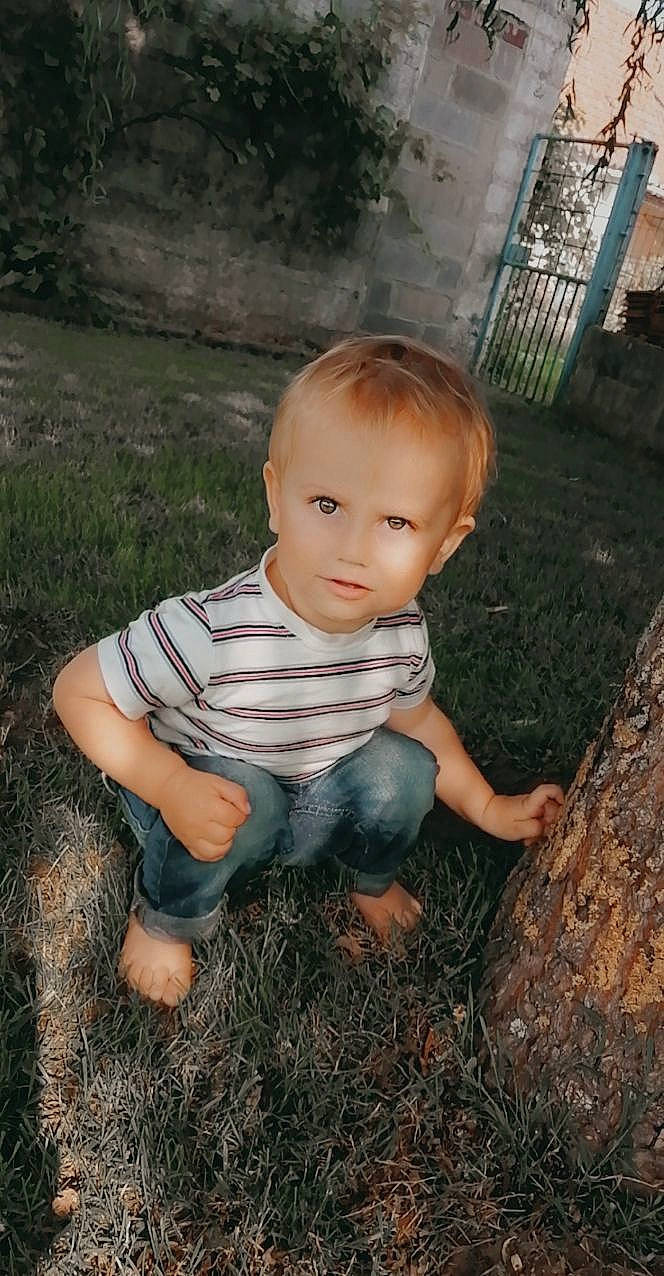 Zack participe au concours pour gagner de l'argent avec cette photo : baby, baby_toddler_clothing, cheek, child, child_model, denim, ear, finger, foot, human, human_body, nose, overall, person, sitting, skin, sock, toddler, trunk